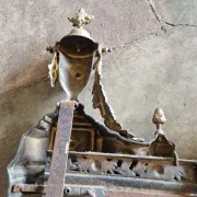 Devant de foyer, barre de cheminée, garde feu en bronze doré Louis XVI