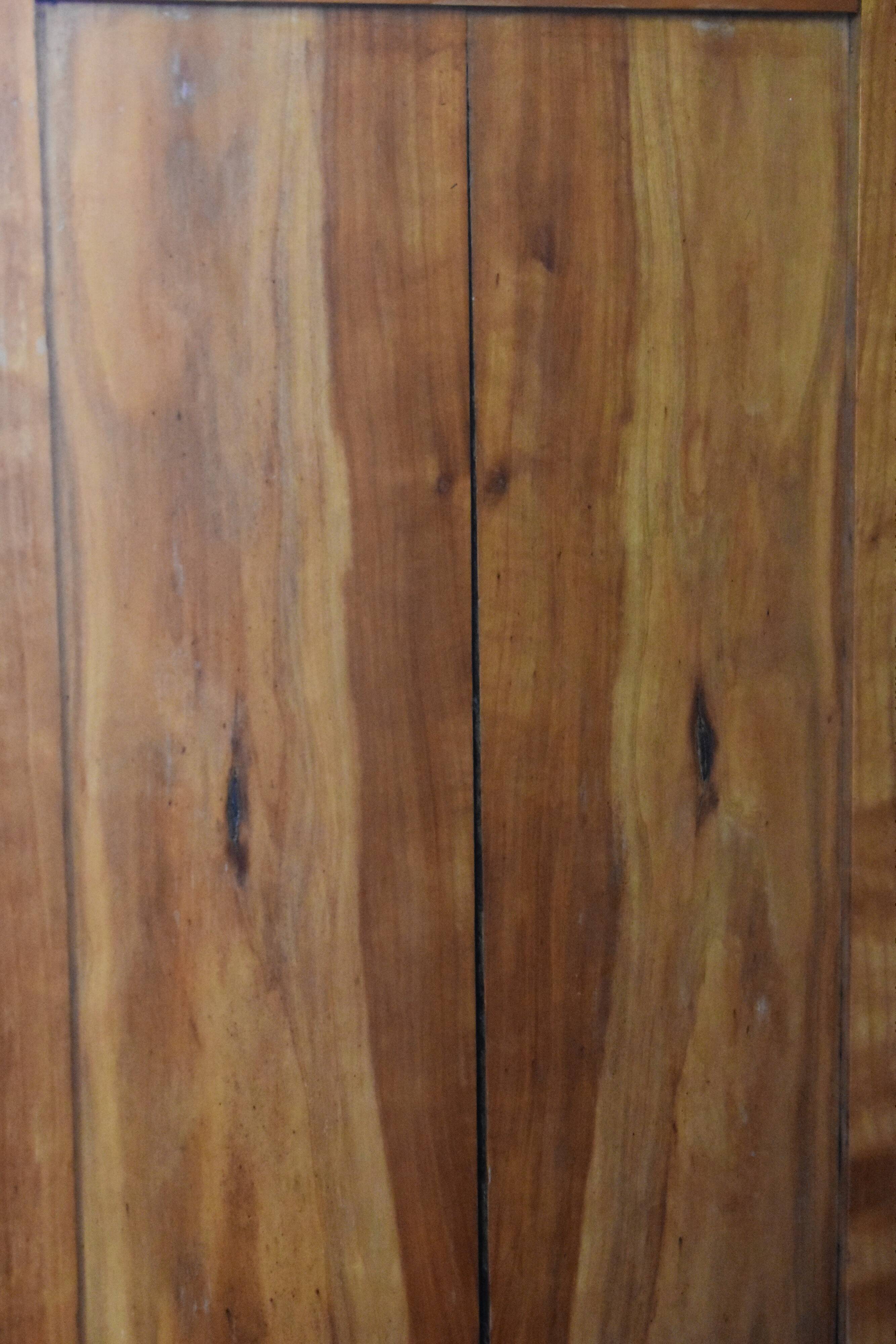 Chest of drawers, made of walnut