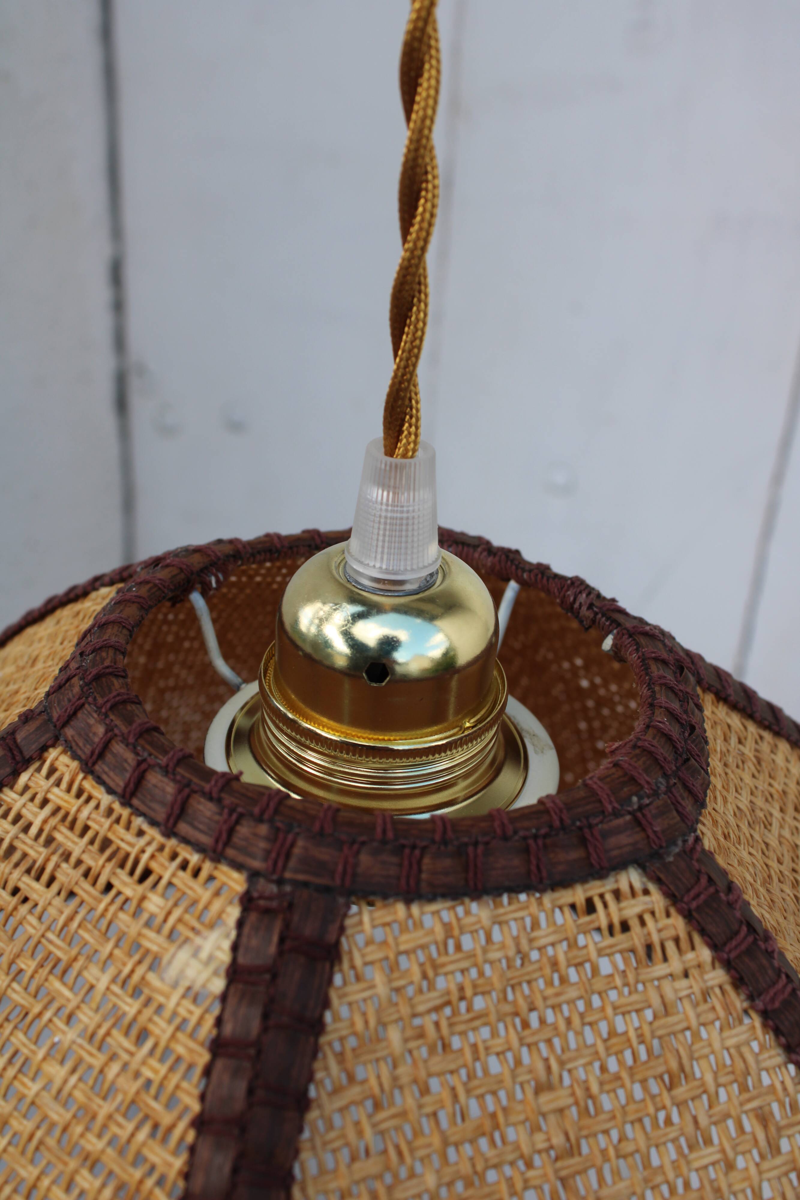 Hanging flower in rattan and rope