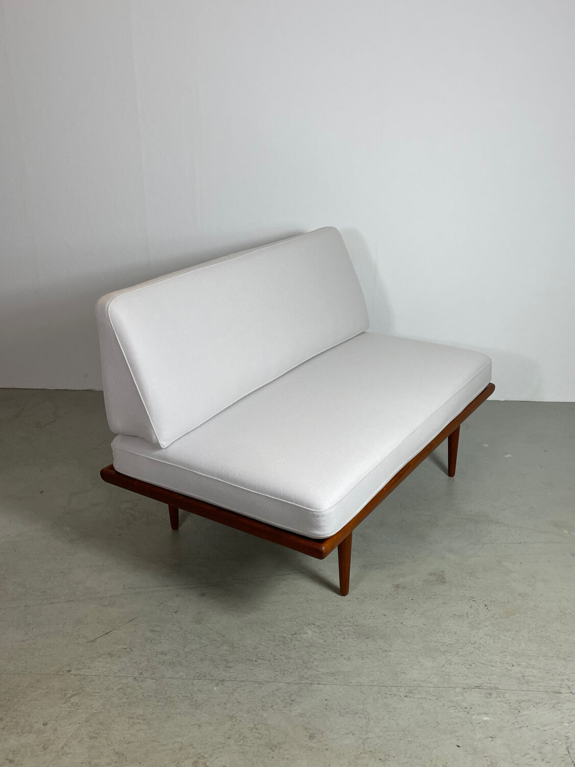 MidCentury 2-seater Model Minerva by Hvidt & Mølgaard
