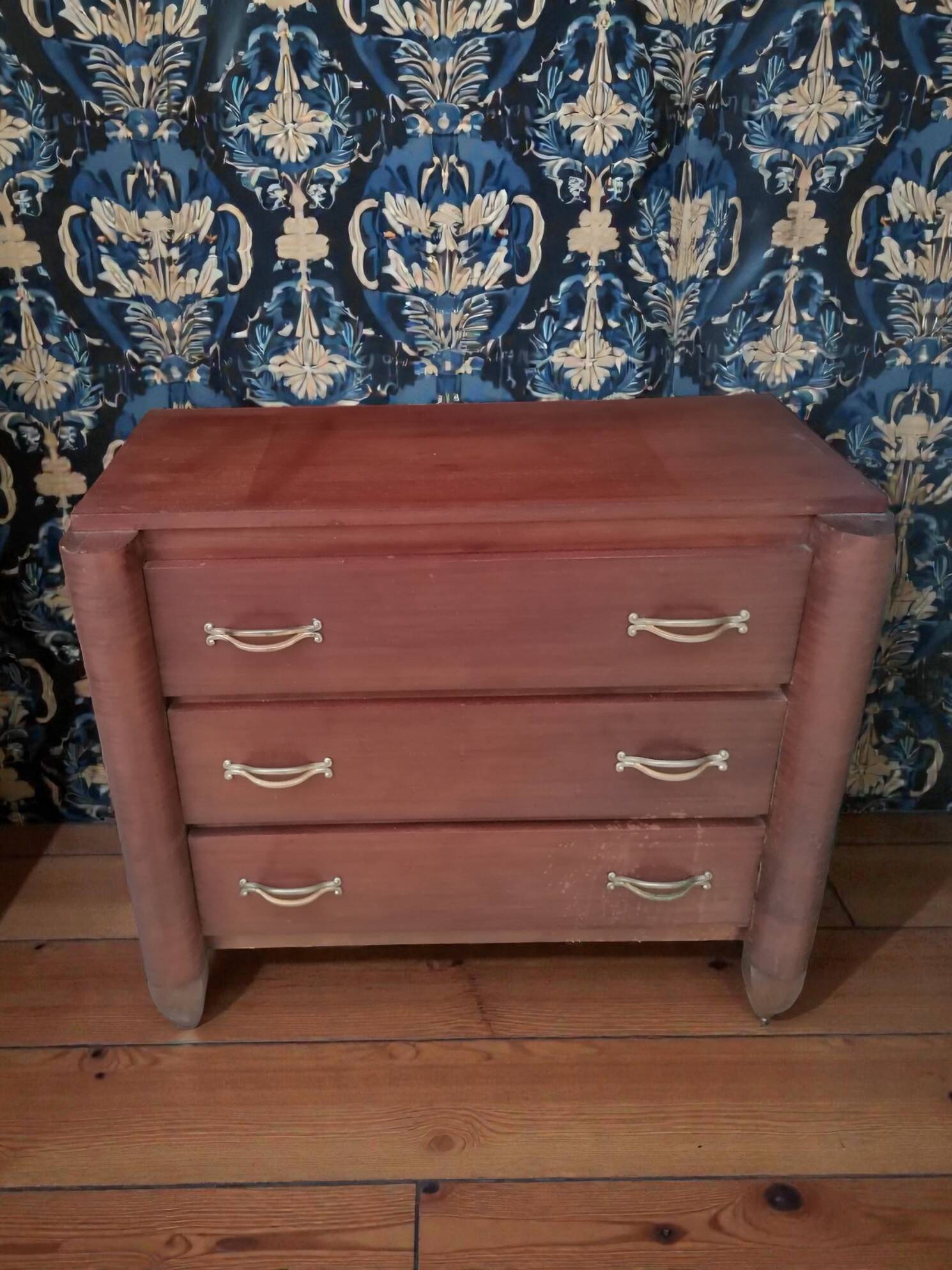 Small wooden veneer Art Deco chest of drawers.