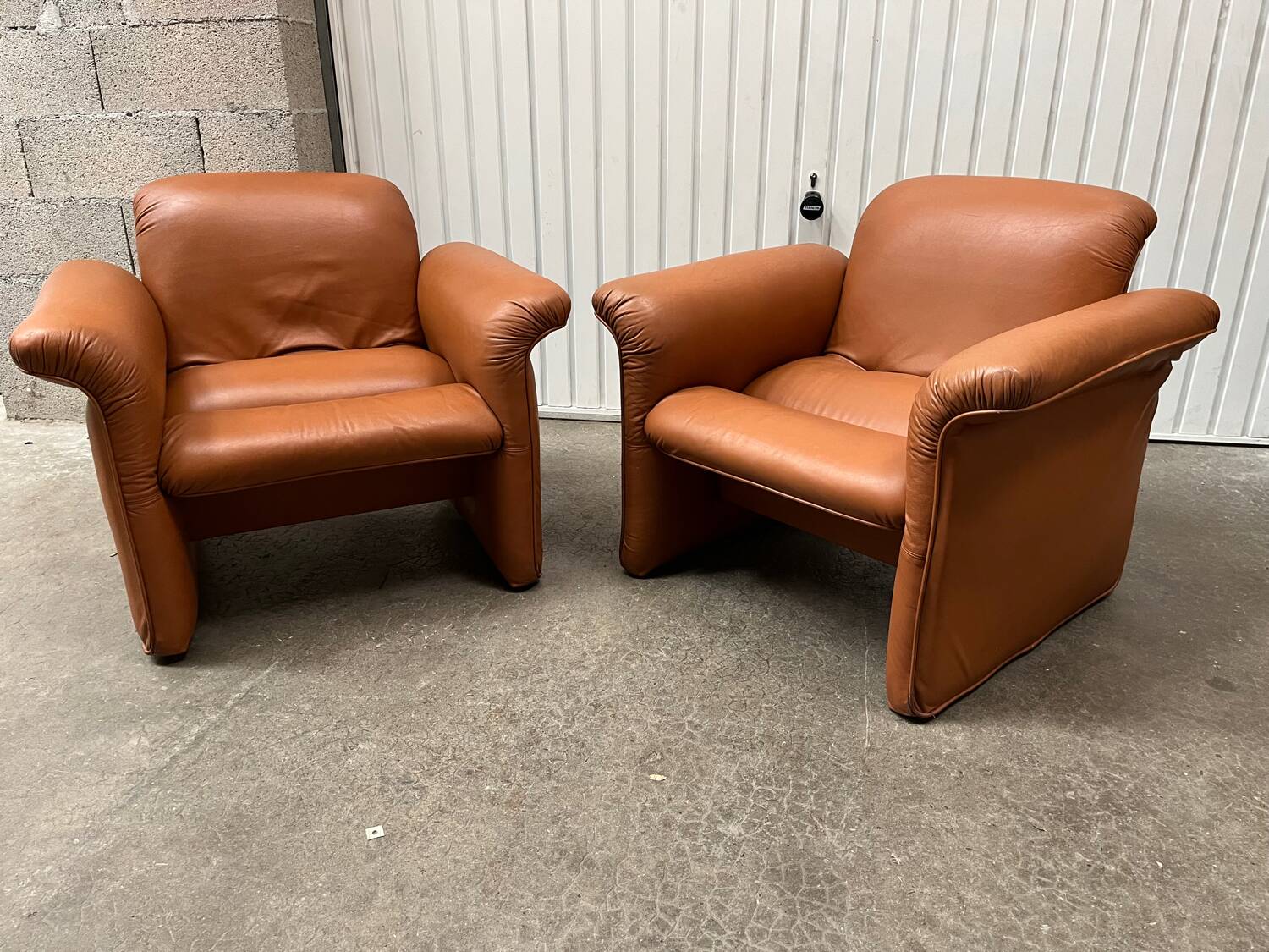 Paire fauteuils cuir design italien