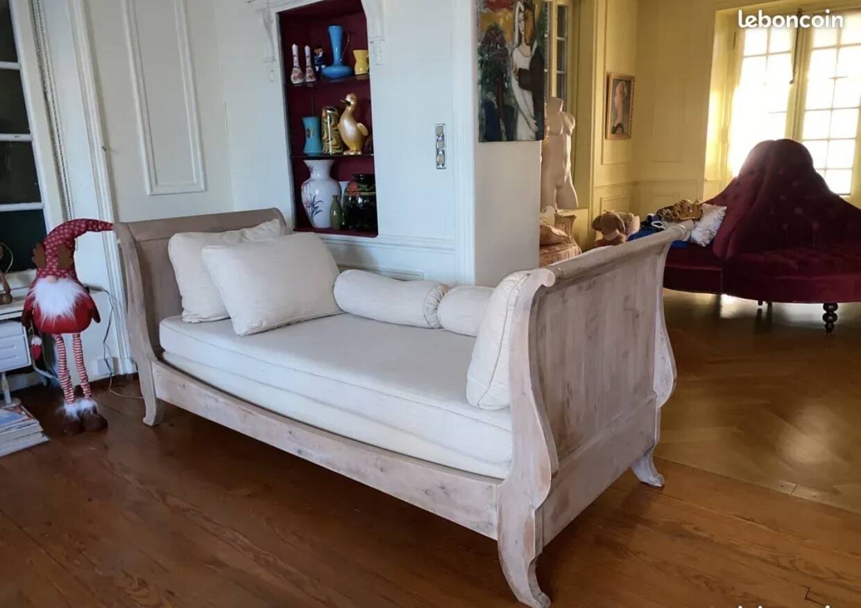magnificent daybed / sofa bed with cushions, ideal for a bedroom,