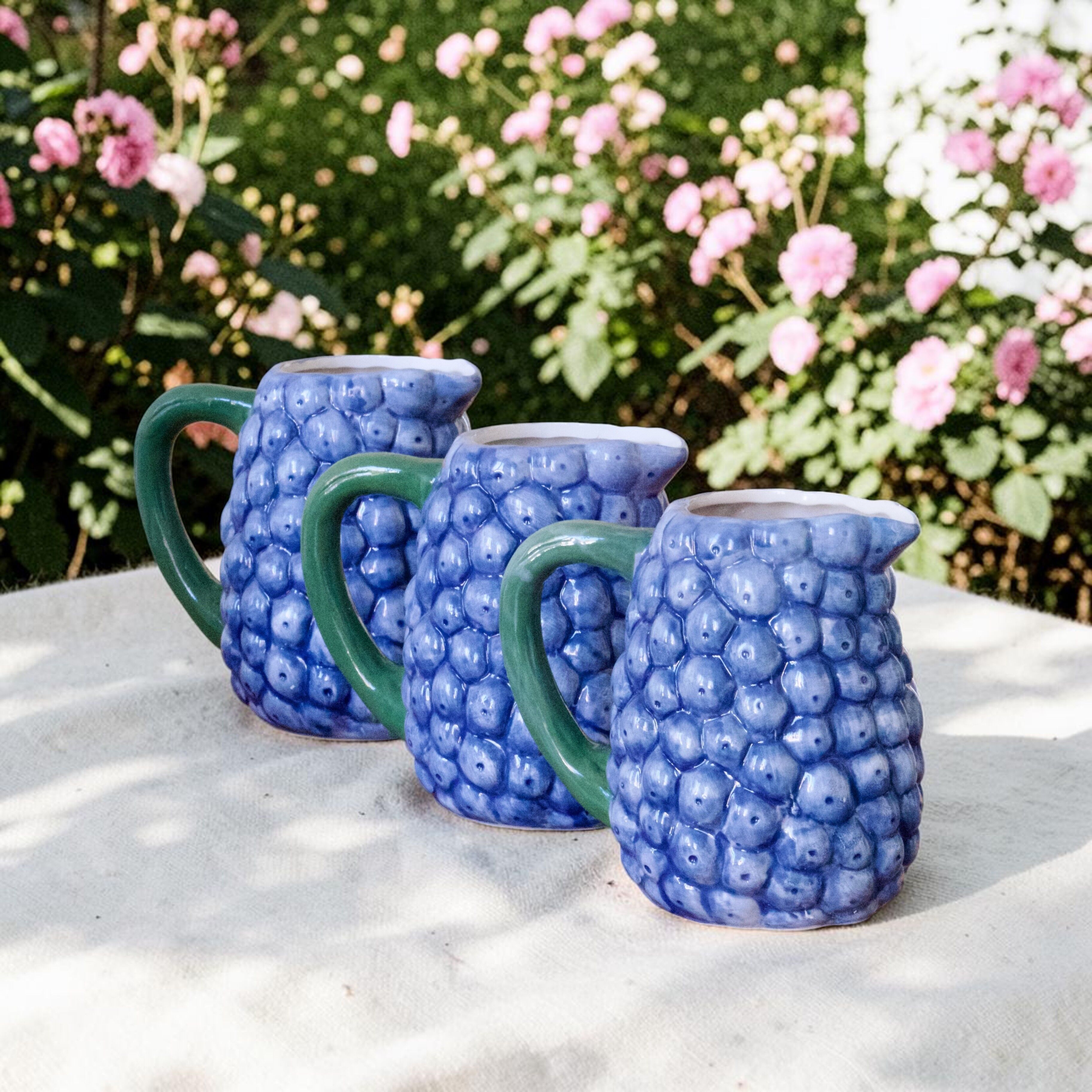 Trio de carafes vintage en barbotine myrtilles