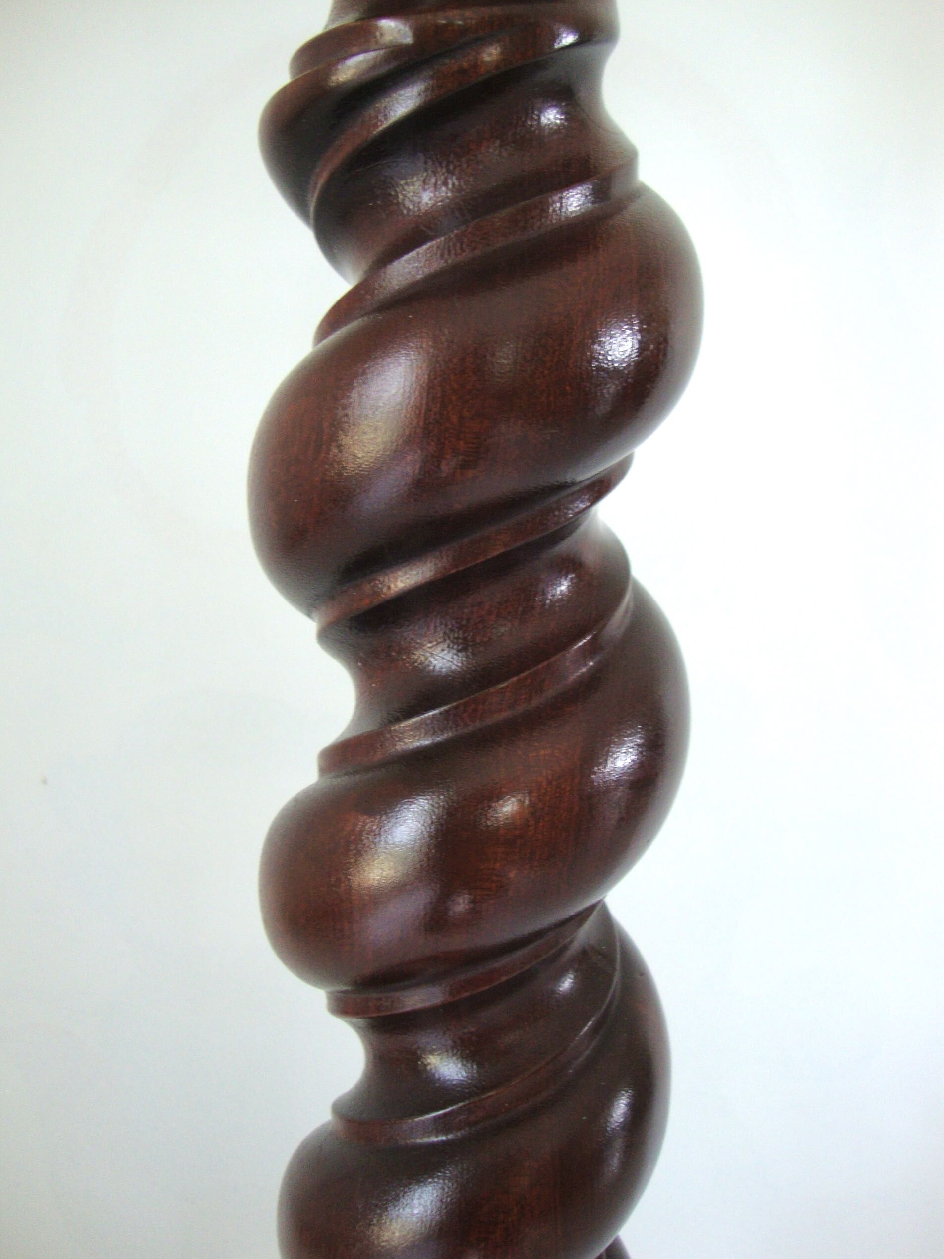 Saddle or walnut pedestal turned in twist