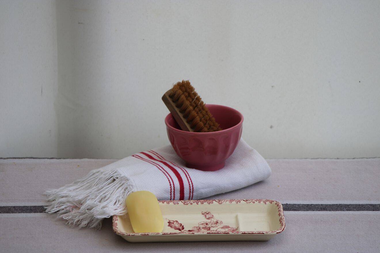 Ceramic soap dish