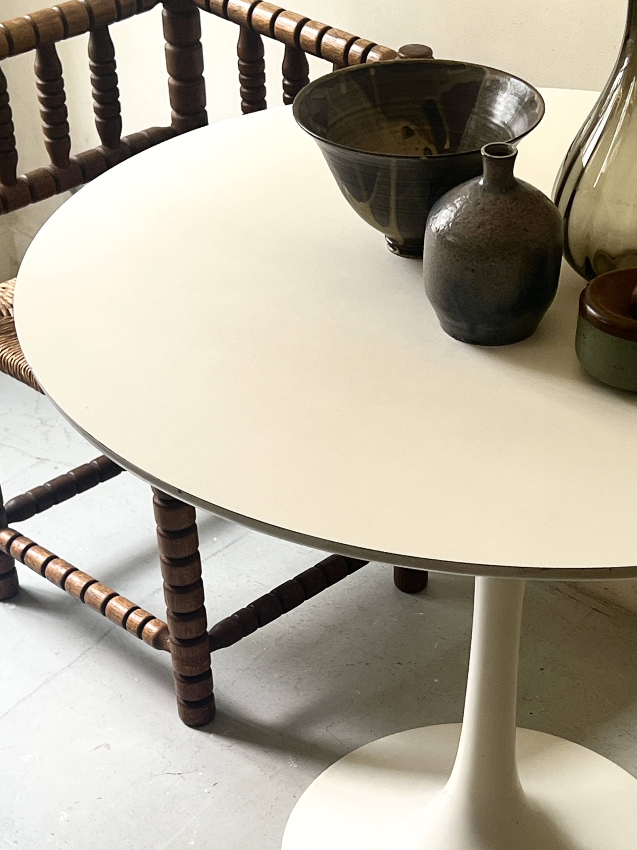 Corner straw chair "fireplace corner" in turned and beaded wood