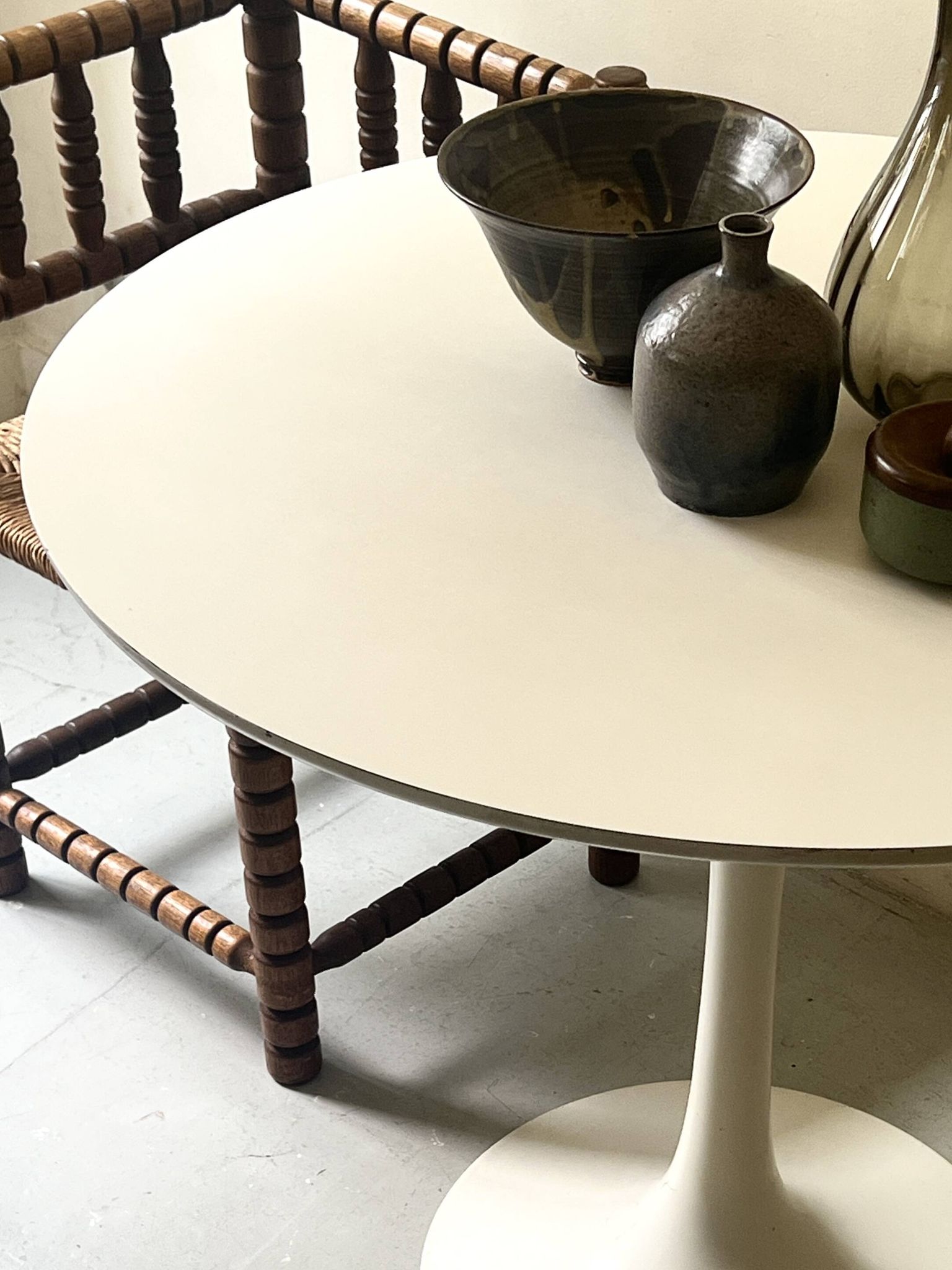 Chaise paillée d'angle "coin de feu" en bois tourné et perlé