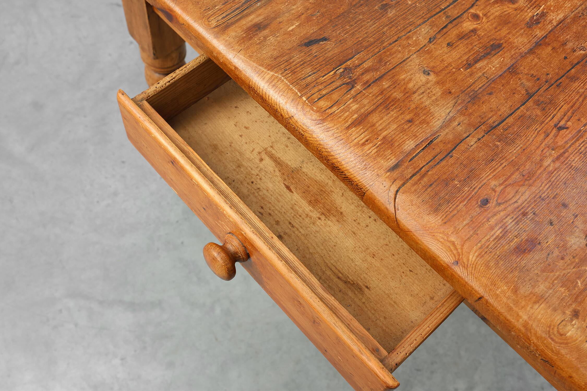 Table de ferme en pin ancien, France, fin du 19e siècle