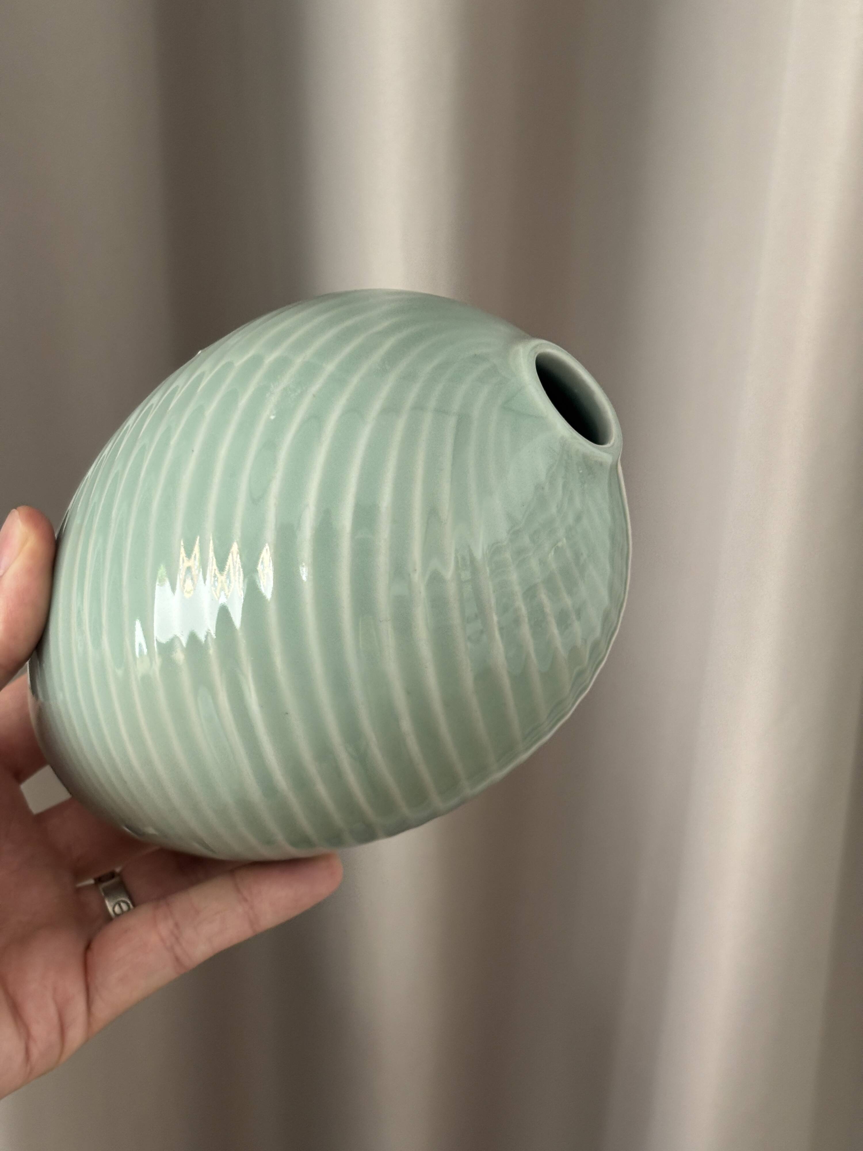 Vase en porcelaine ribbé céladon minimaliste