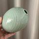 Vase en porcelaine ribbé céladon minimaliste