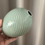 Vase en porcelaine ribbé céladon minimaliste