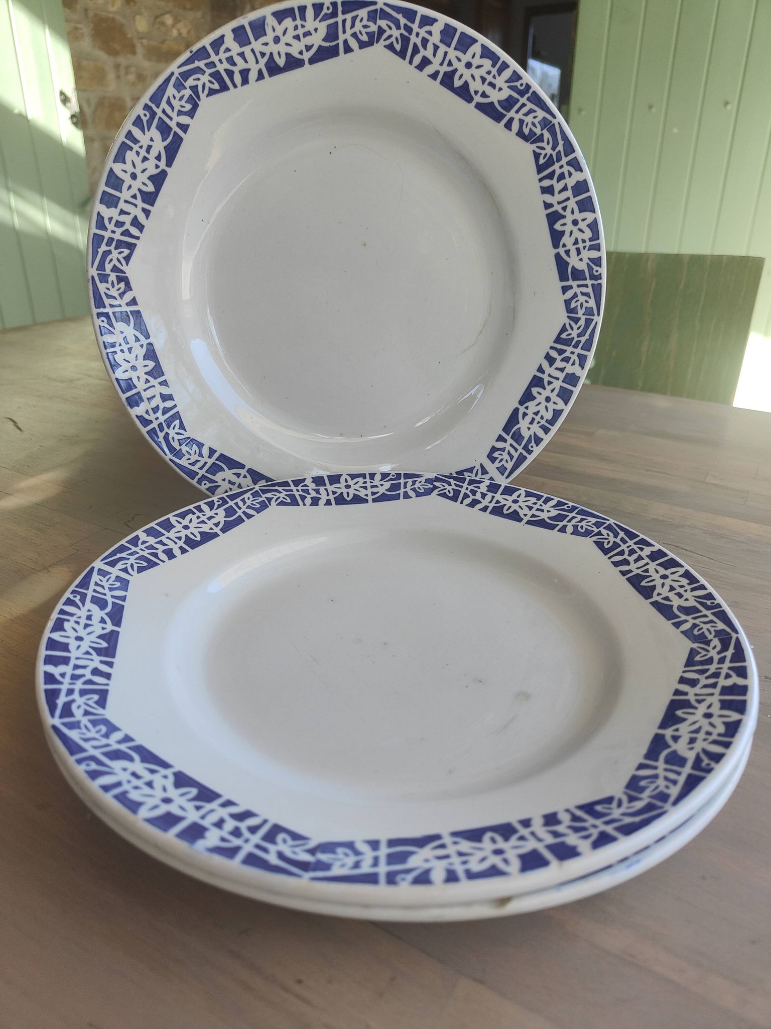 Set of 3 iron earth flat plates Faïencerie Niderviller. Blue and white “Art Deco” decor.