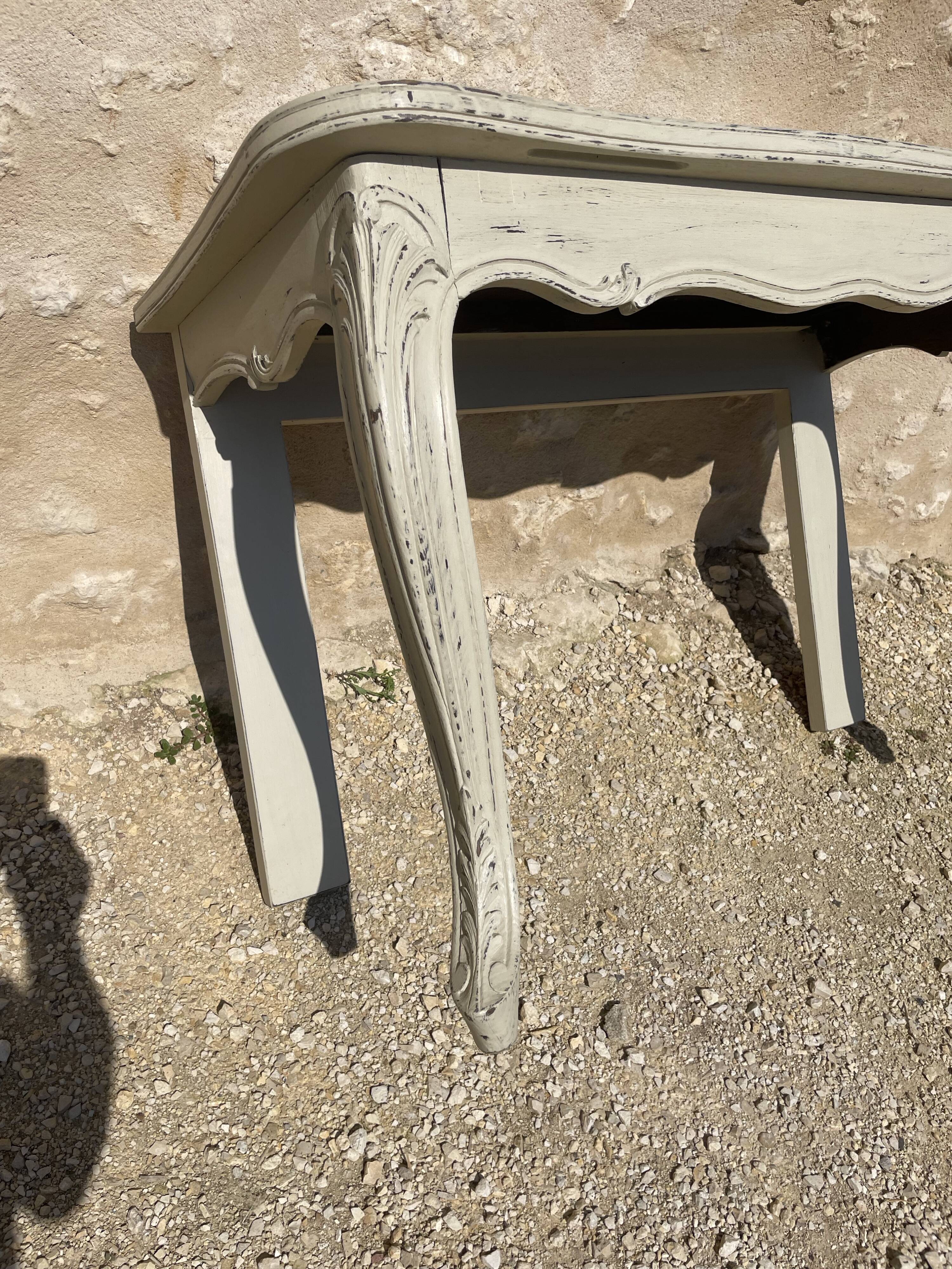 Console de style Louis XV patinée beige et cirée