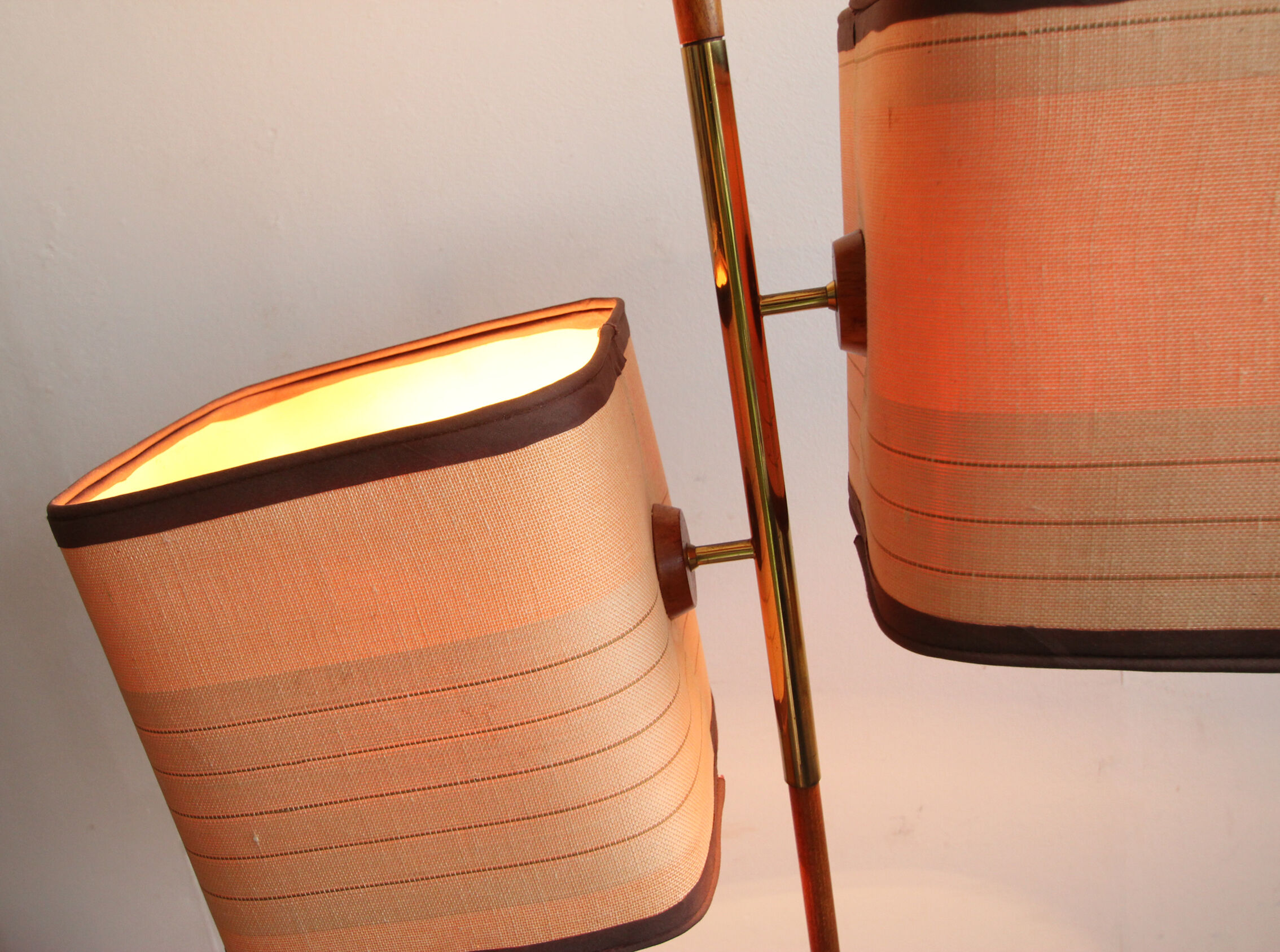 Lampadaire des années 1960 en teck et laiton