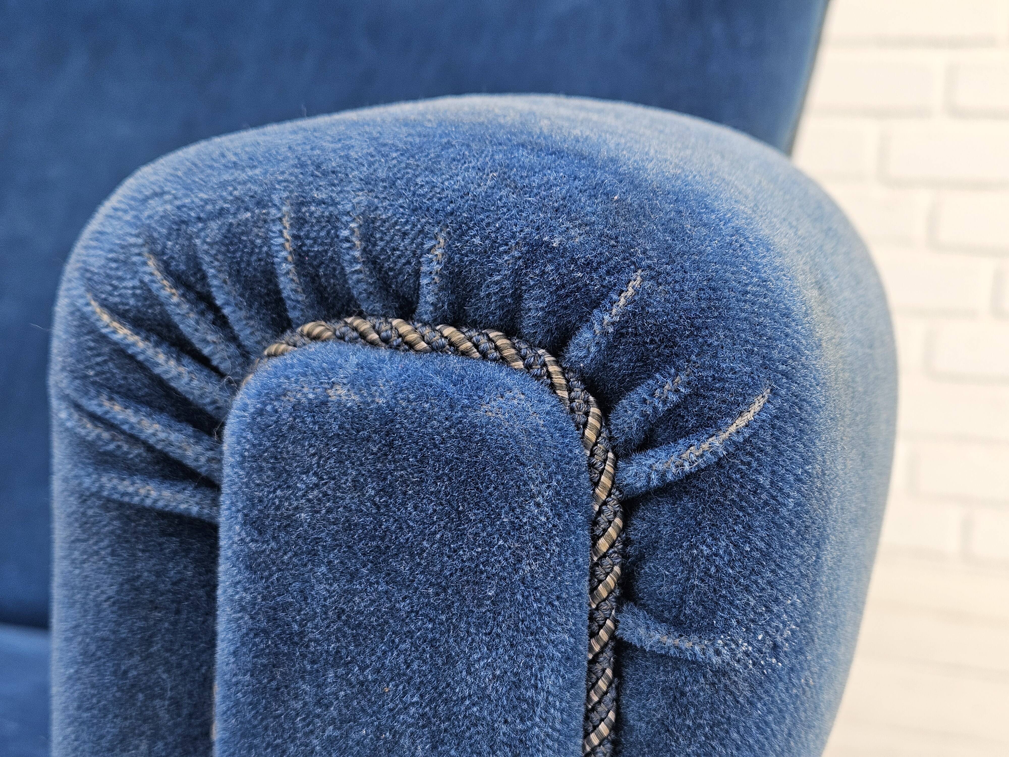 Années 1960, fauteuil relax danois à dossier haut, état d'origine, meuble en velours bleu.