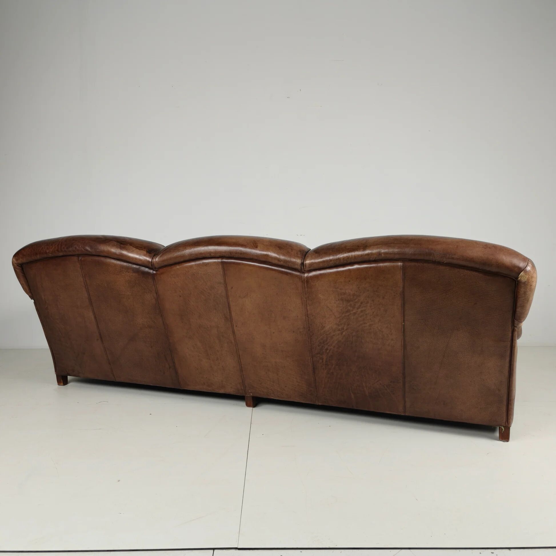 English Howard & Sons style leather sofa – 20th century