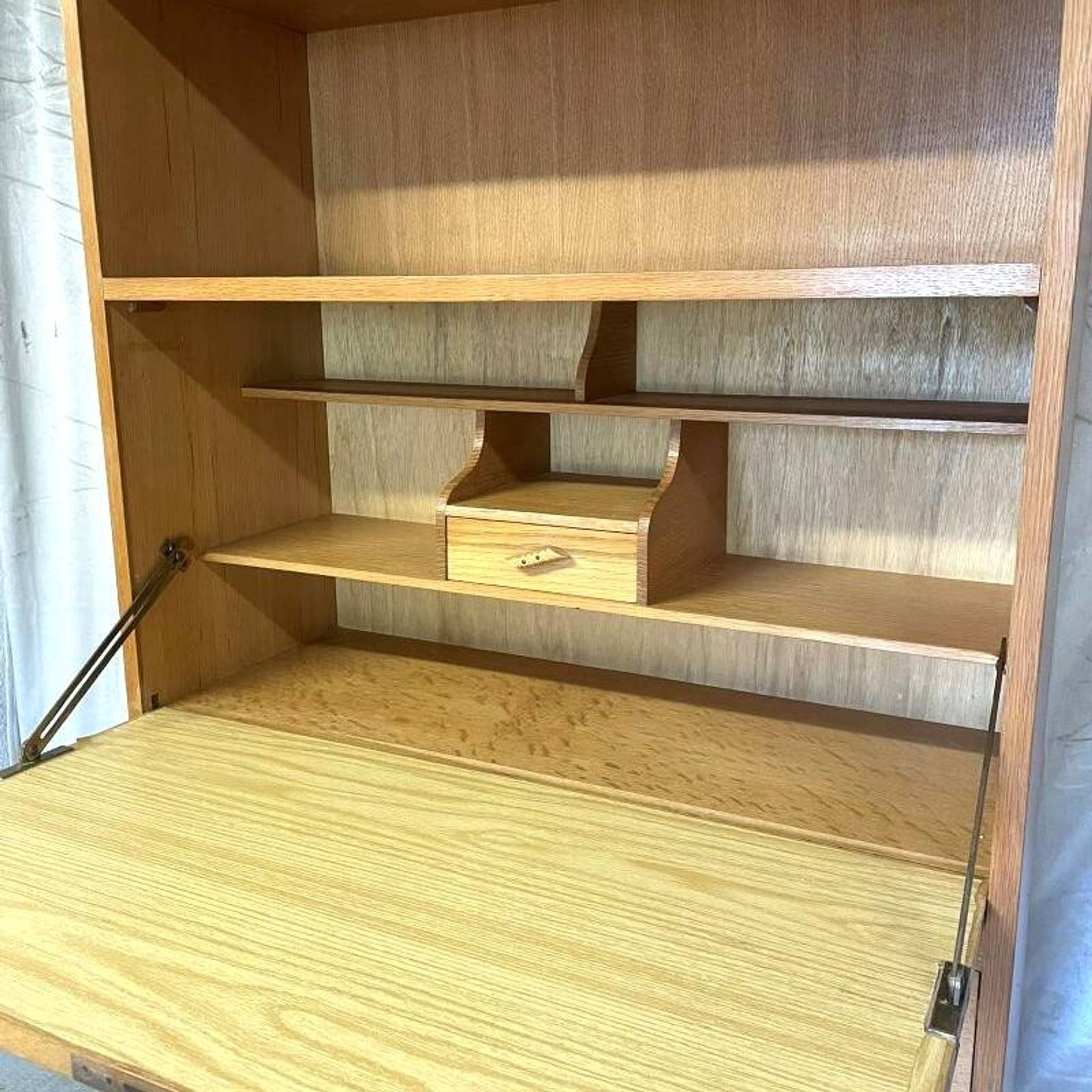 Ensemble secrétaire vintage et table d'appoint en bois et rotin
