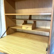 Ensemble secrétaire vintage et table d'appoint en bois et rotin