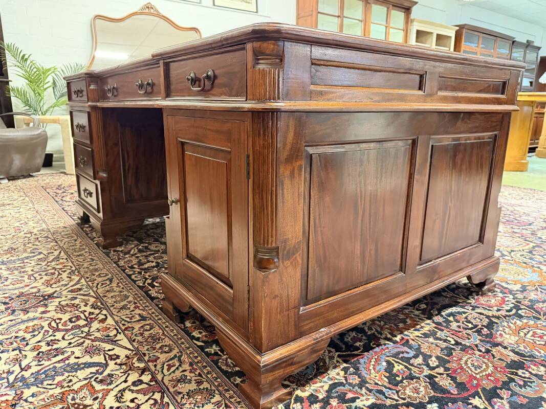 English Classic Chesterfield Partnerdesk Desk