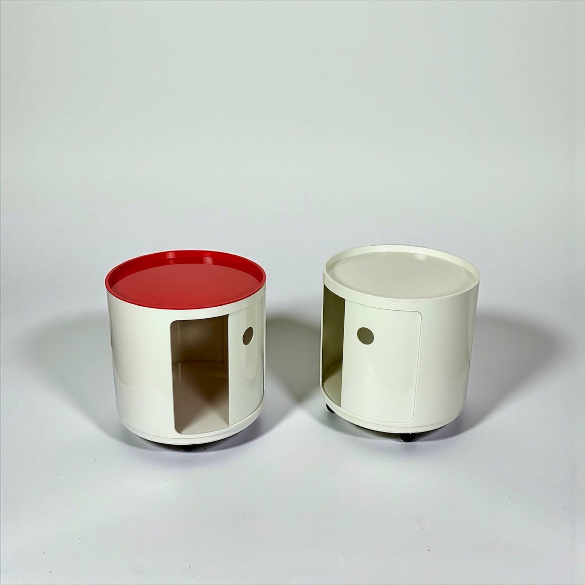 Paire de vélos Kartell Componibili des années 70 sur roulettes, coloris blanc cassé et corail.