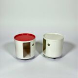 Paire de vélos Kartell Componibili des années 70 sur roulettes, coloris blanc cassé et corail.