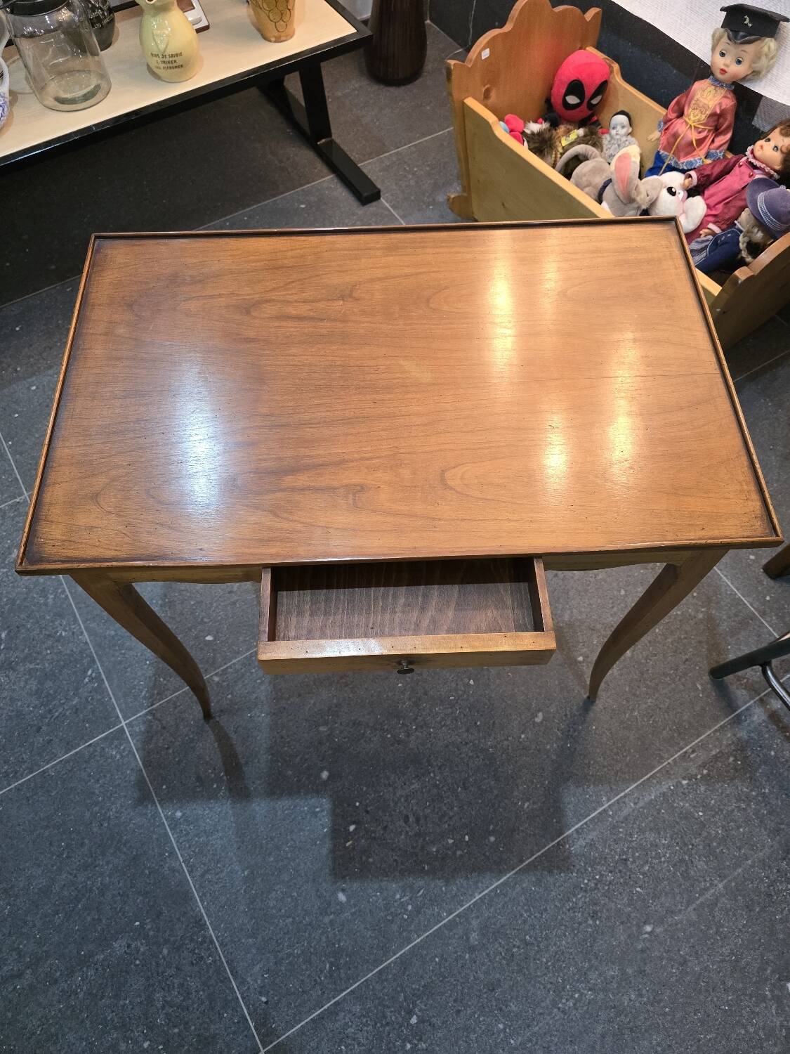 Table d’appoint en noyer style Louis XV