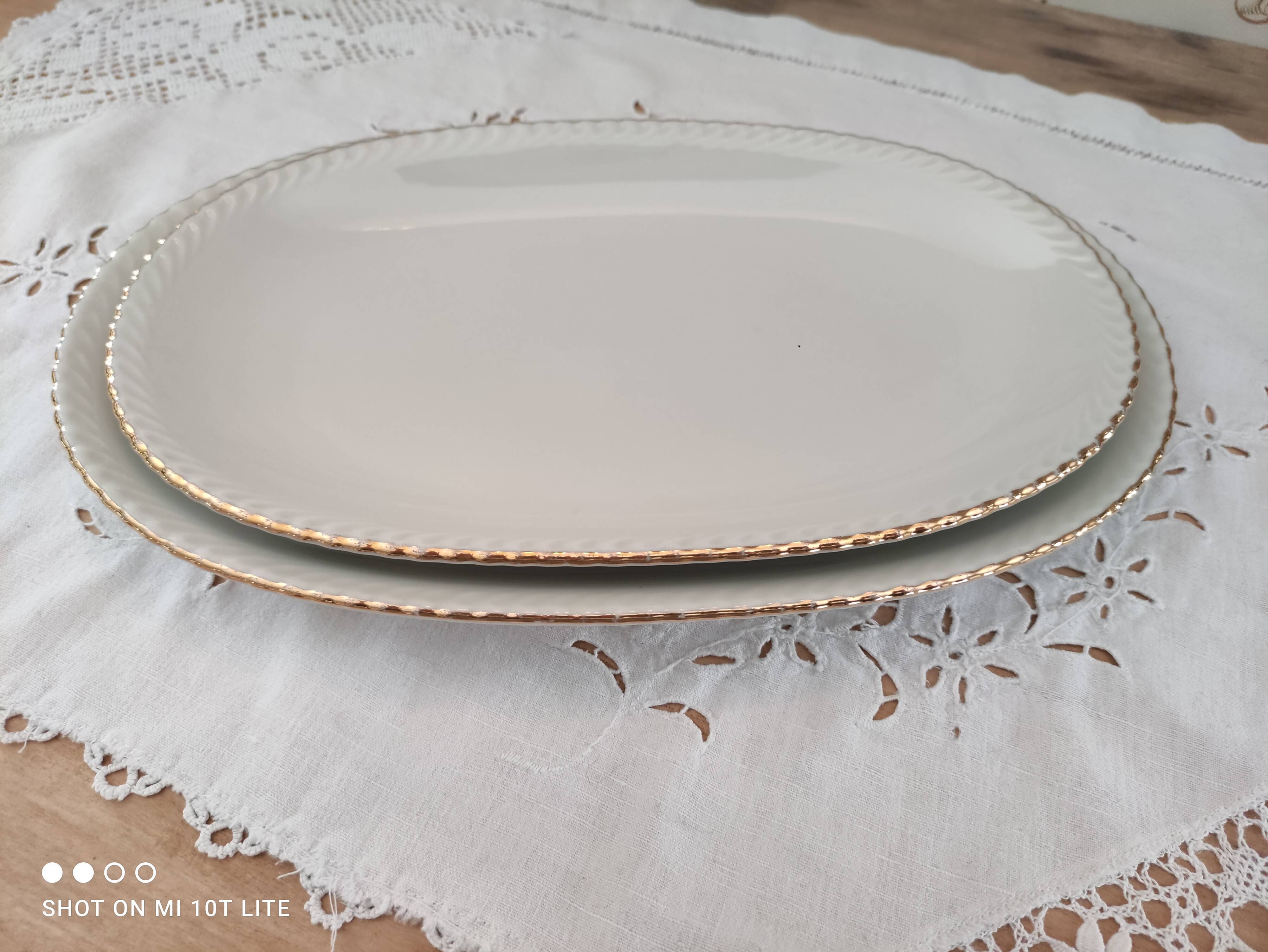 Lot de 2 plats ovales gigognes en porcelaine Bavaria beige liseré doré modèle Jutta