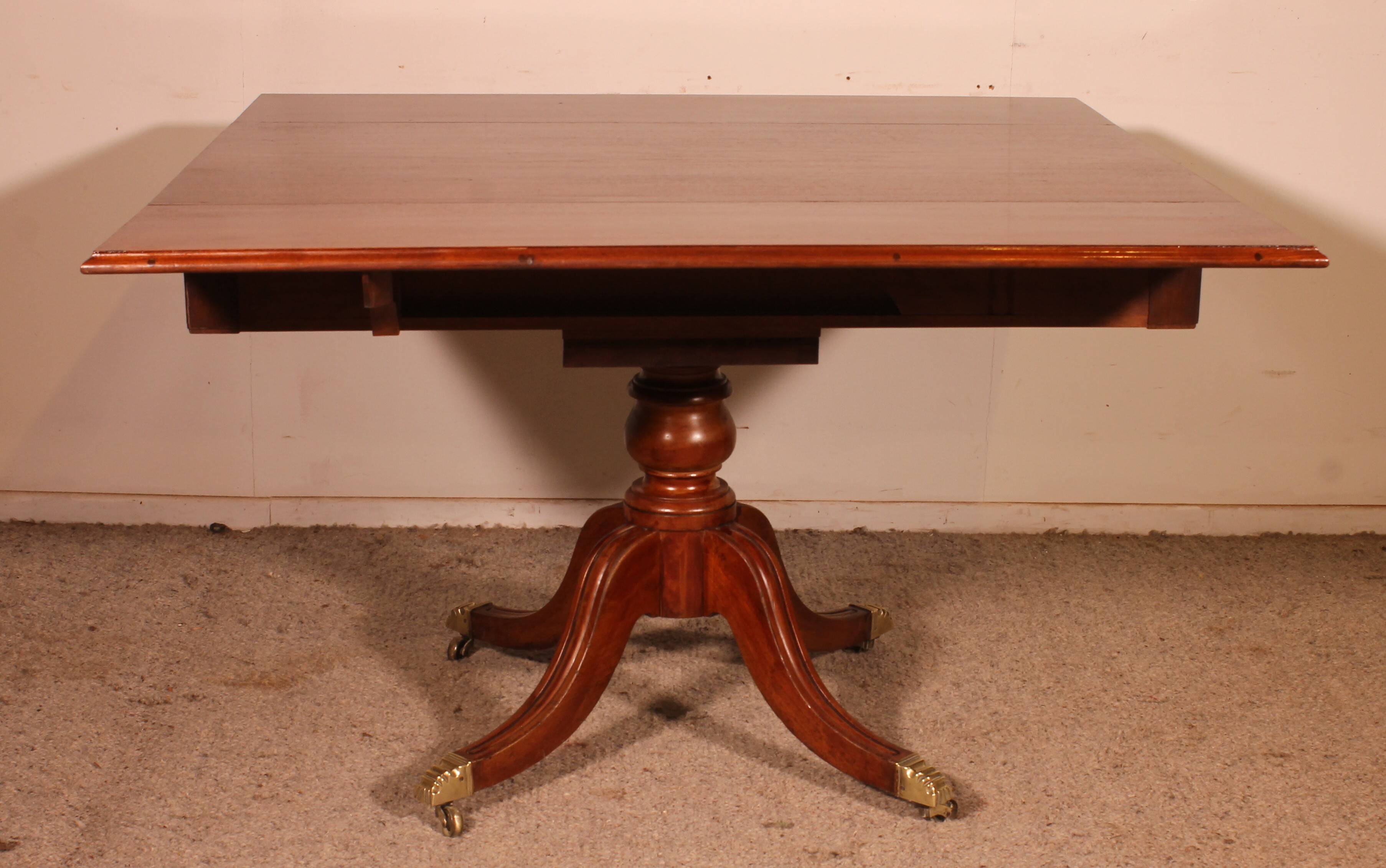 Pembroke table in solid mahogany from the 19th century.