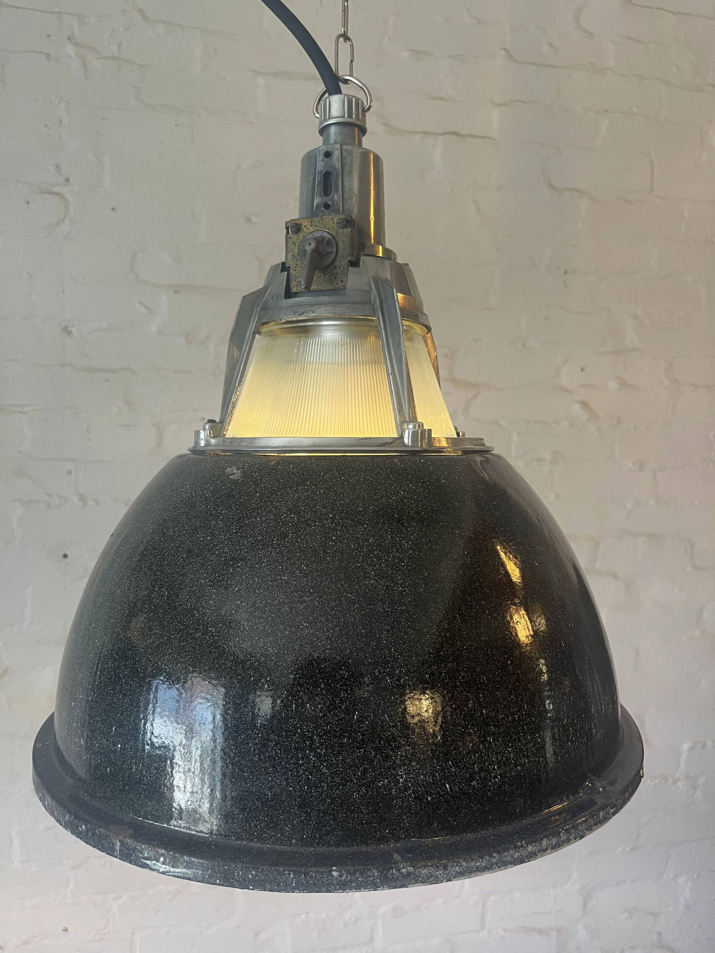 „Alma“ Ukrainische Industrieleuchte schwarz