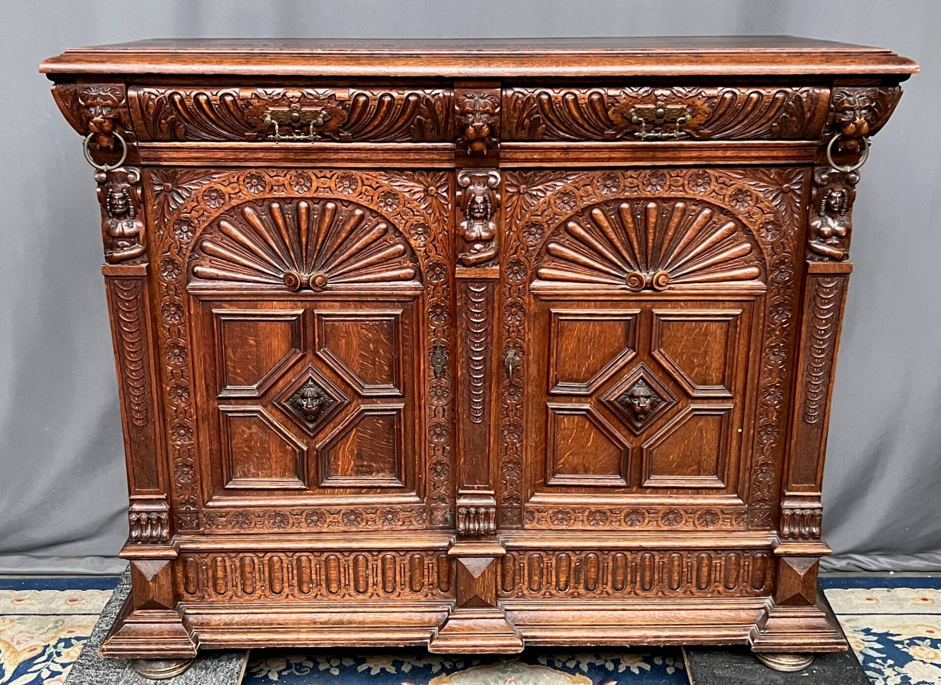 Commode de style Renaissance. Chêne sculpté.