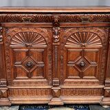 Commode de style Renaissance. Chêne sculpté.