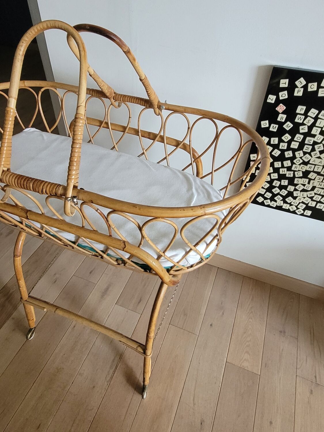 Rattan bassinet with support