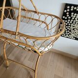 Rattan bassinet with support