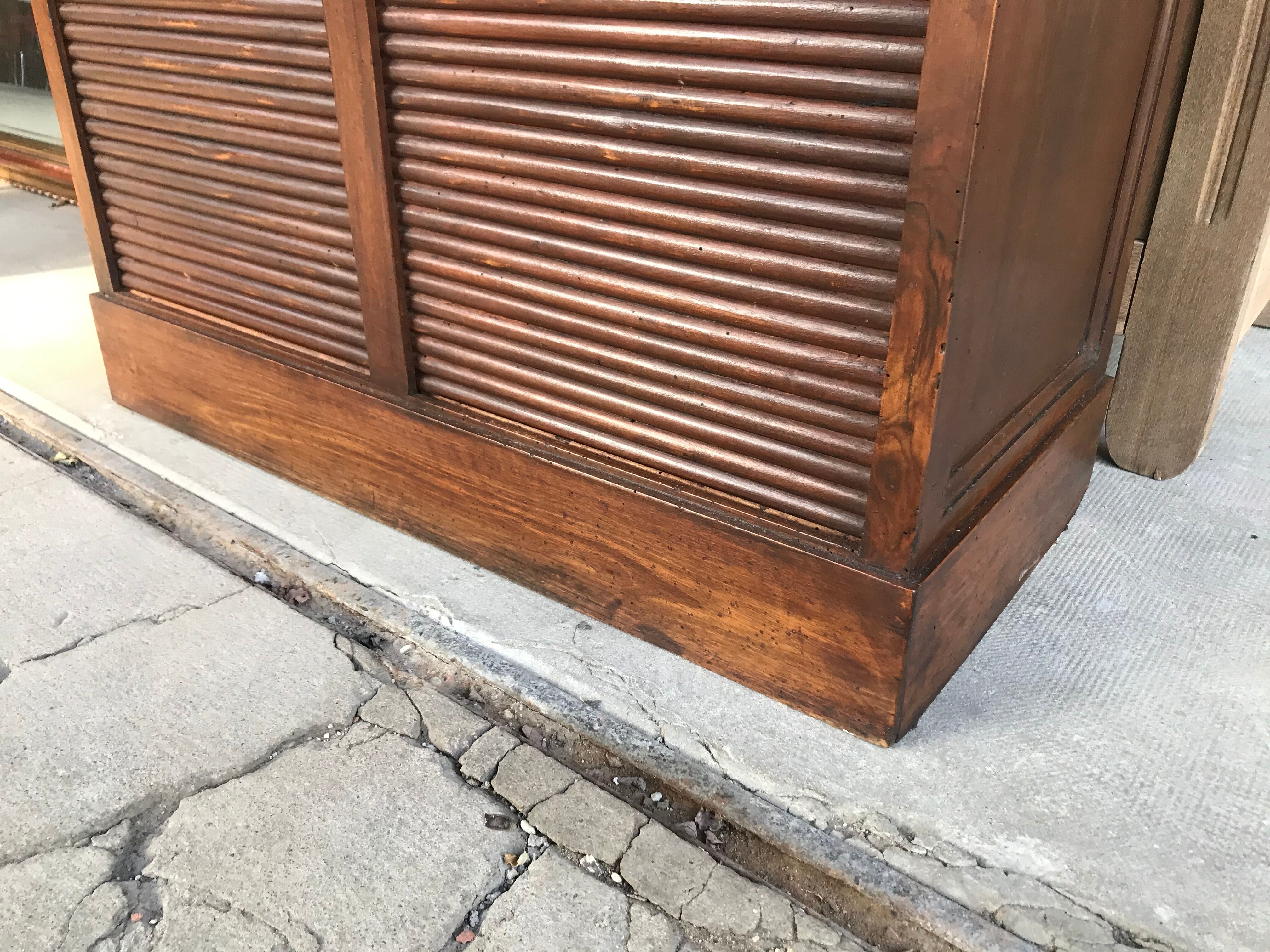 Meuble classeur à rideaux de notaire en noyer
