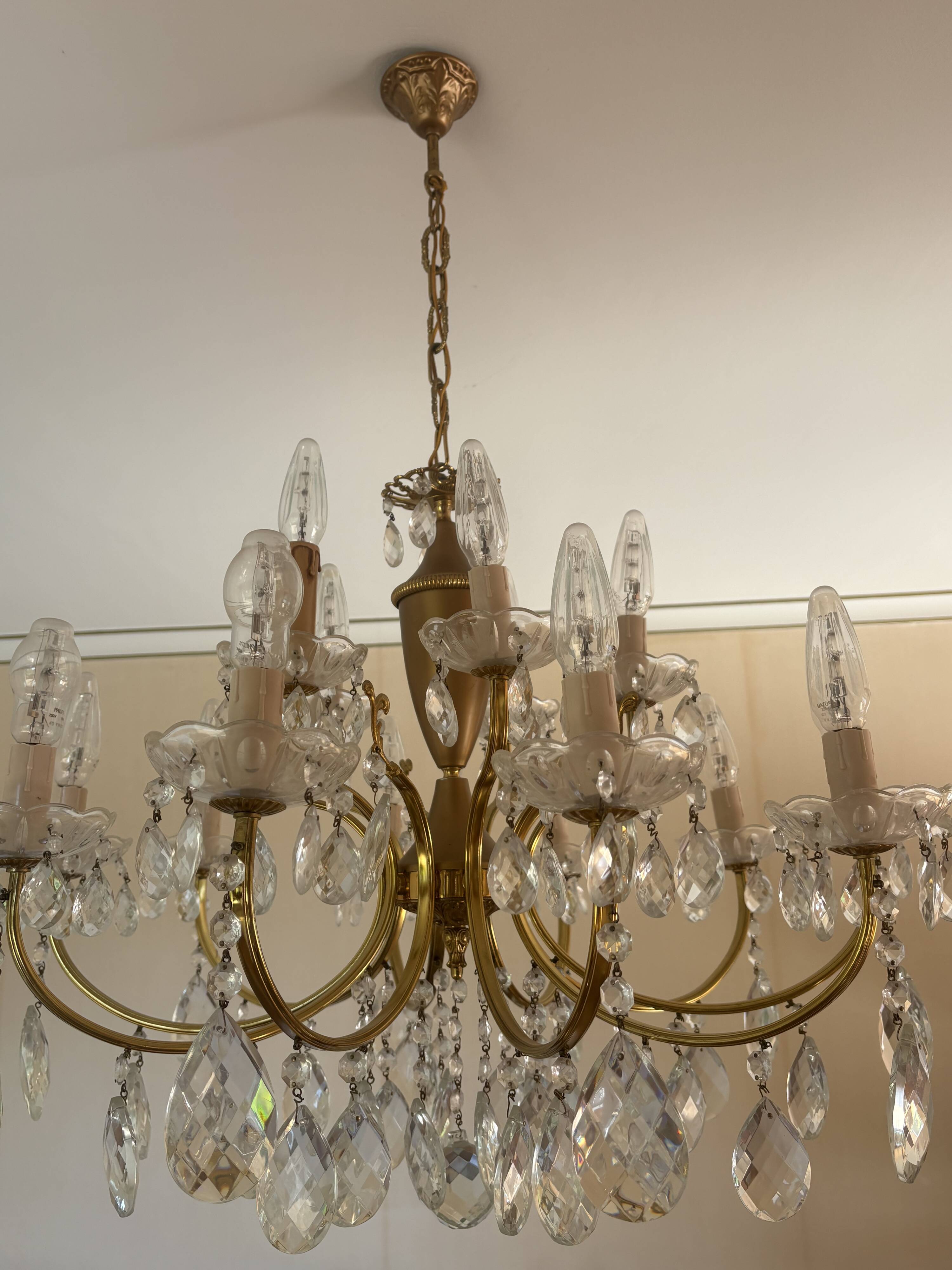 Ensemble de réception en laiton massif et cristal – 2 lustres et 2 applique