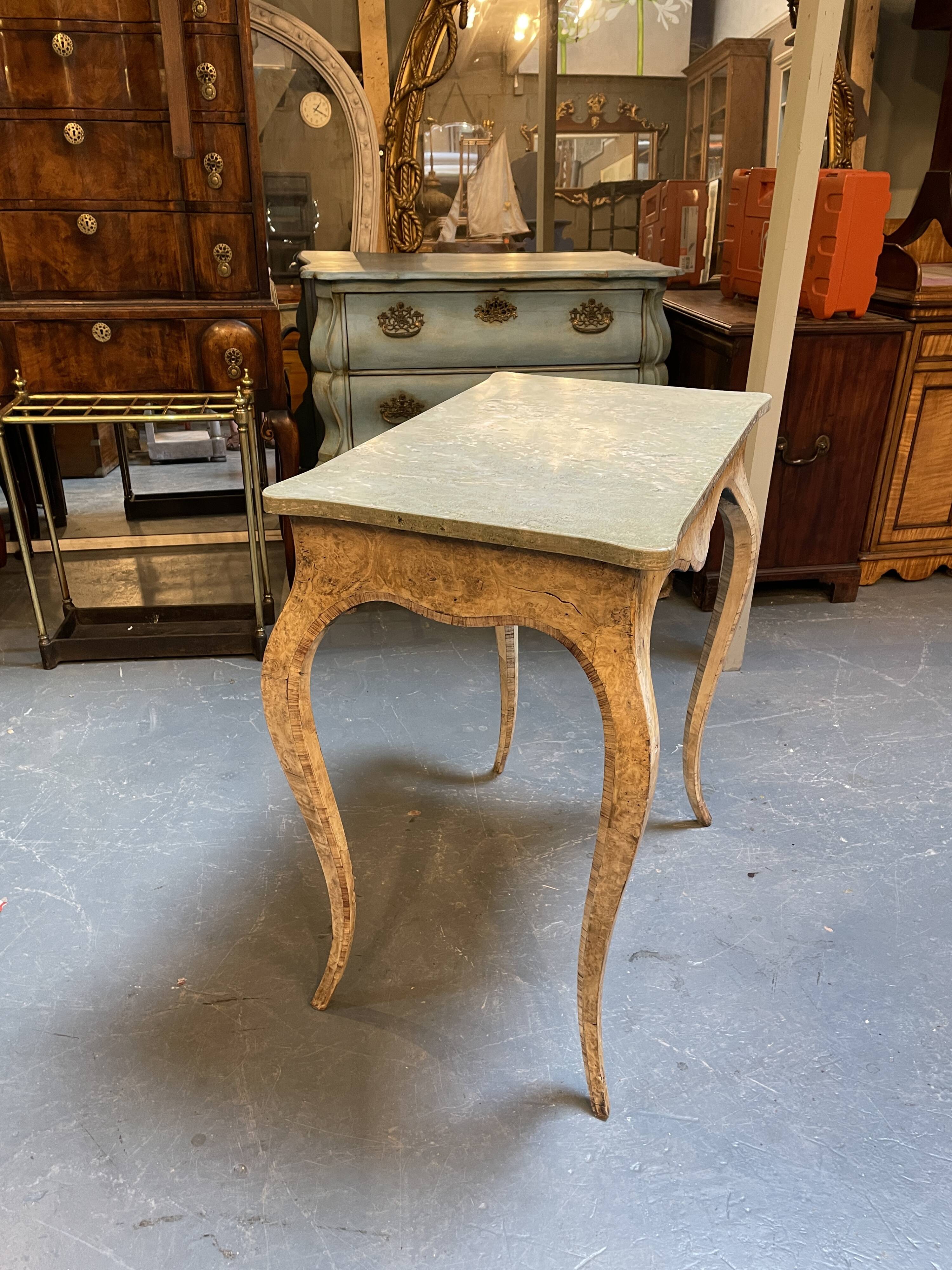Petite table d'appoint victorienne en noyer