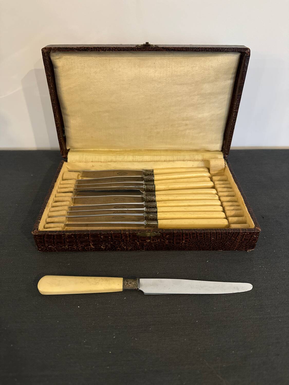 Service box of 11 knives with ivory handles and cast steel