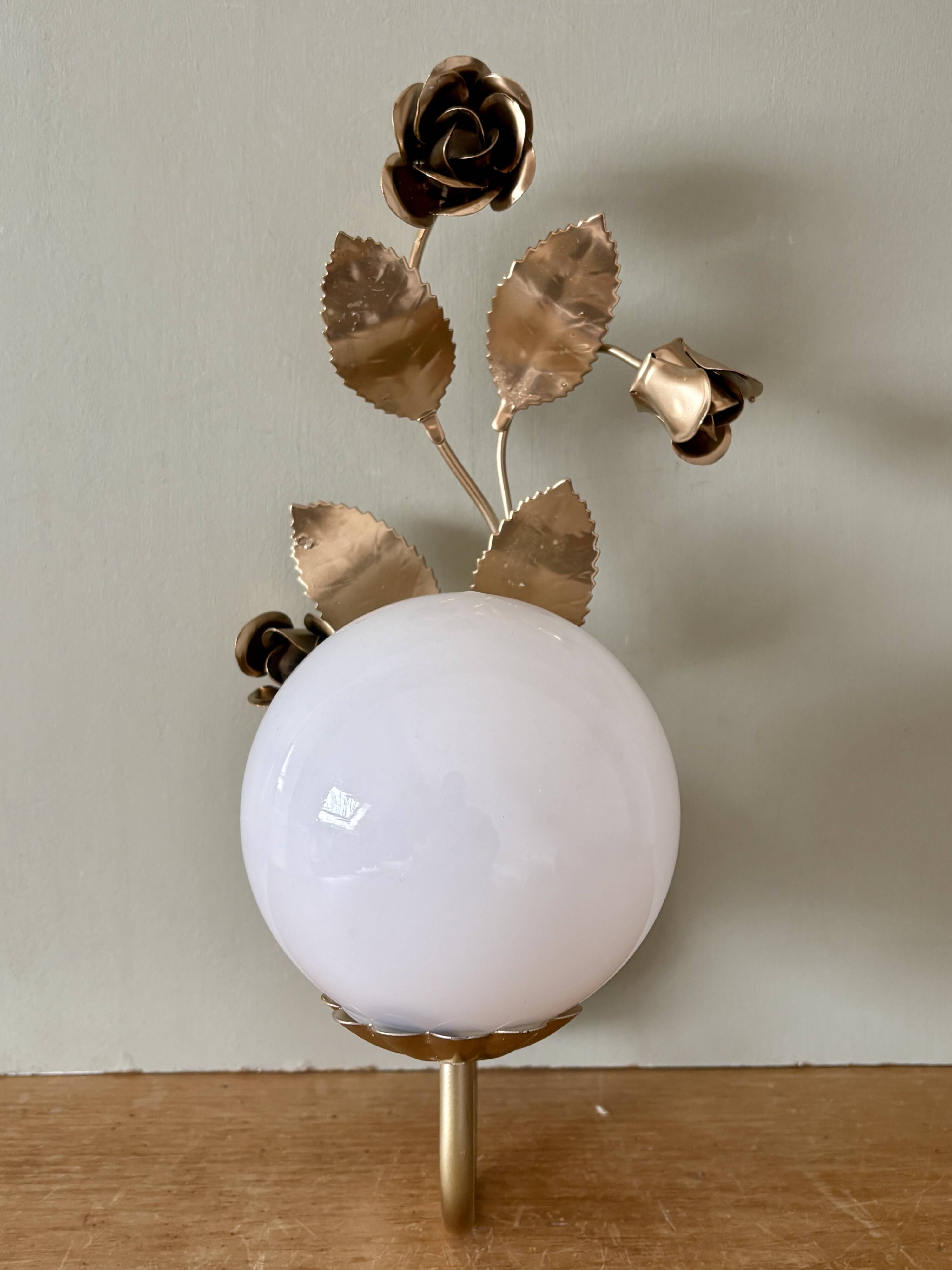 Vintage wall lamp in gold metal and white opaline
