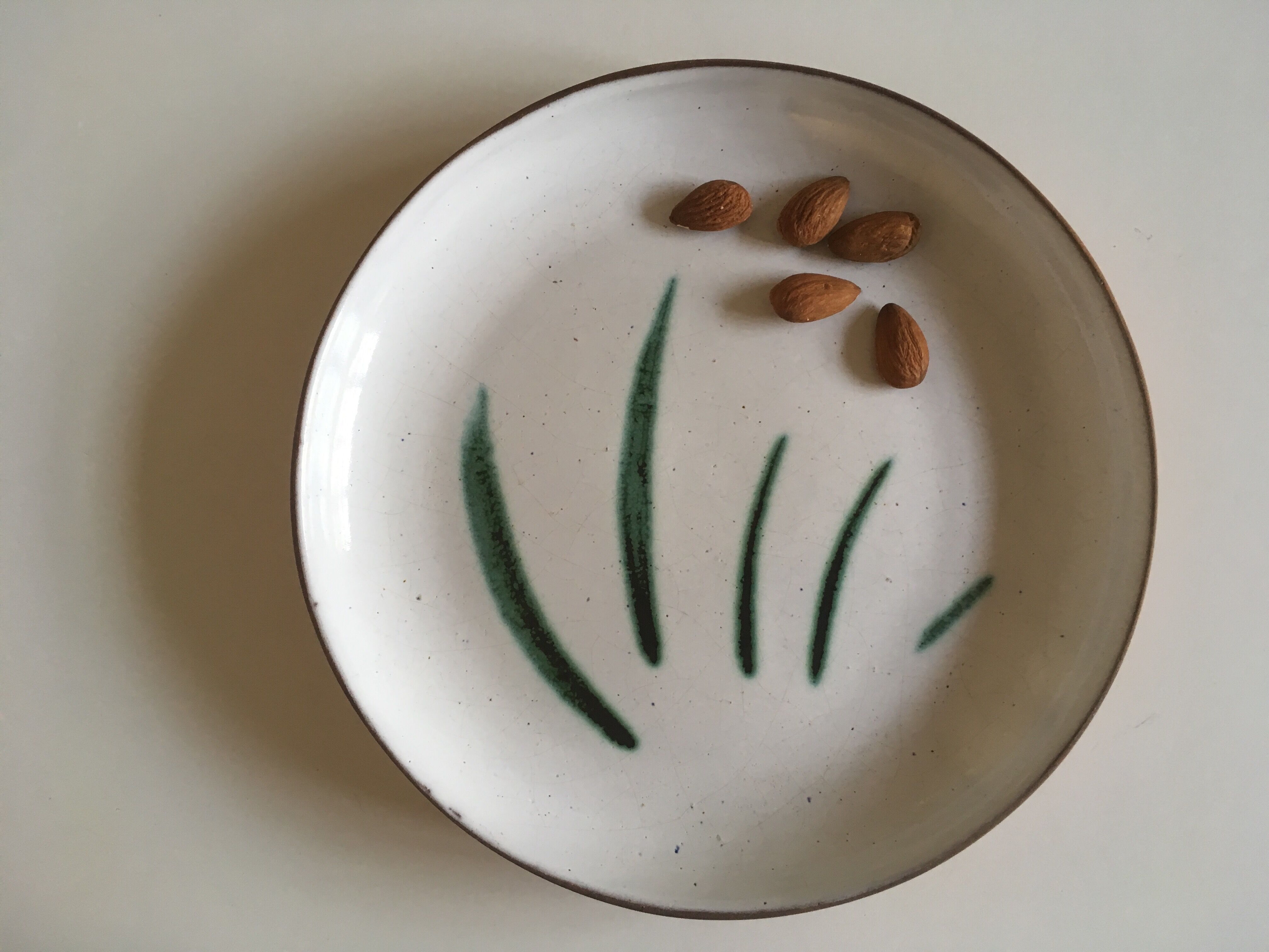 Plat de terre vernissée signé