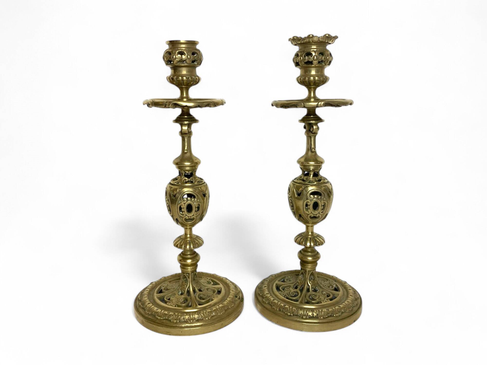 Pair of bronze torches chiseled with foliage, 19th century