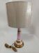 Lampe de table en porcelaine vintage rose et or