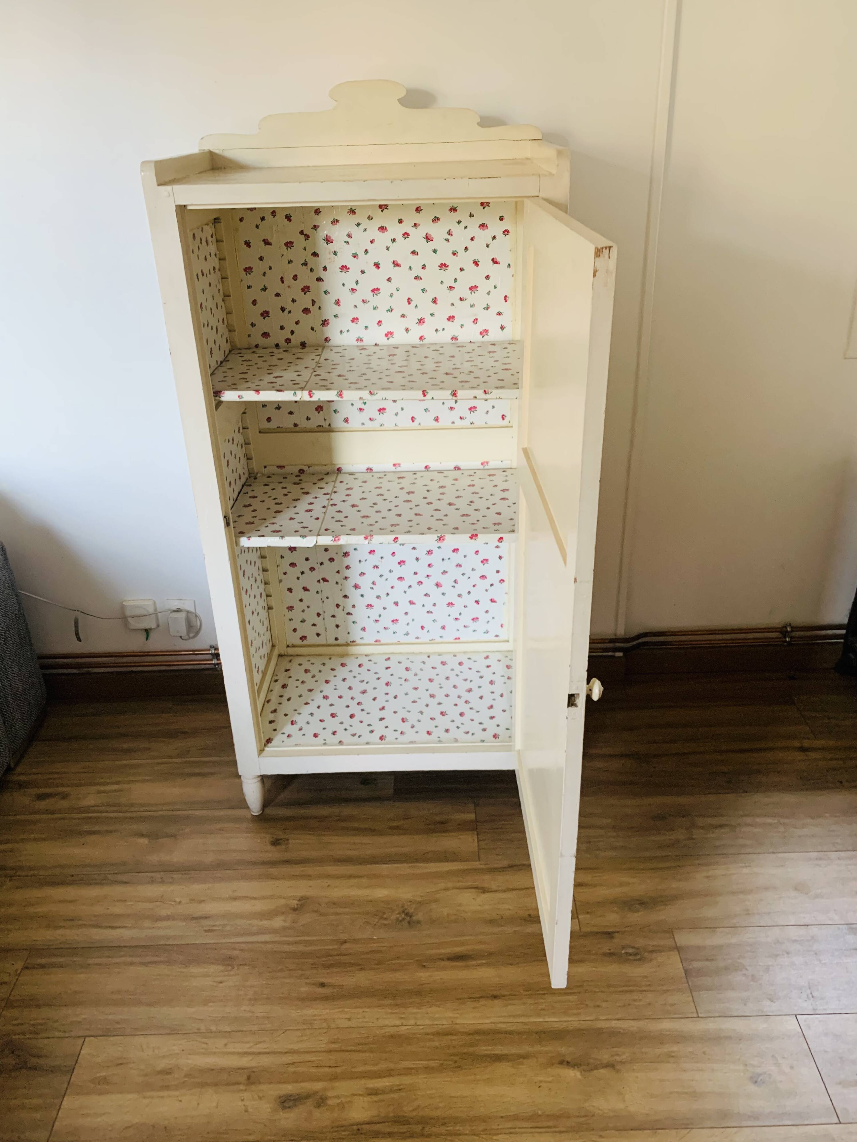 1-door wardrobe with cornice