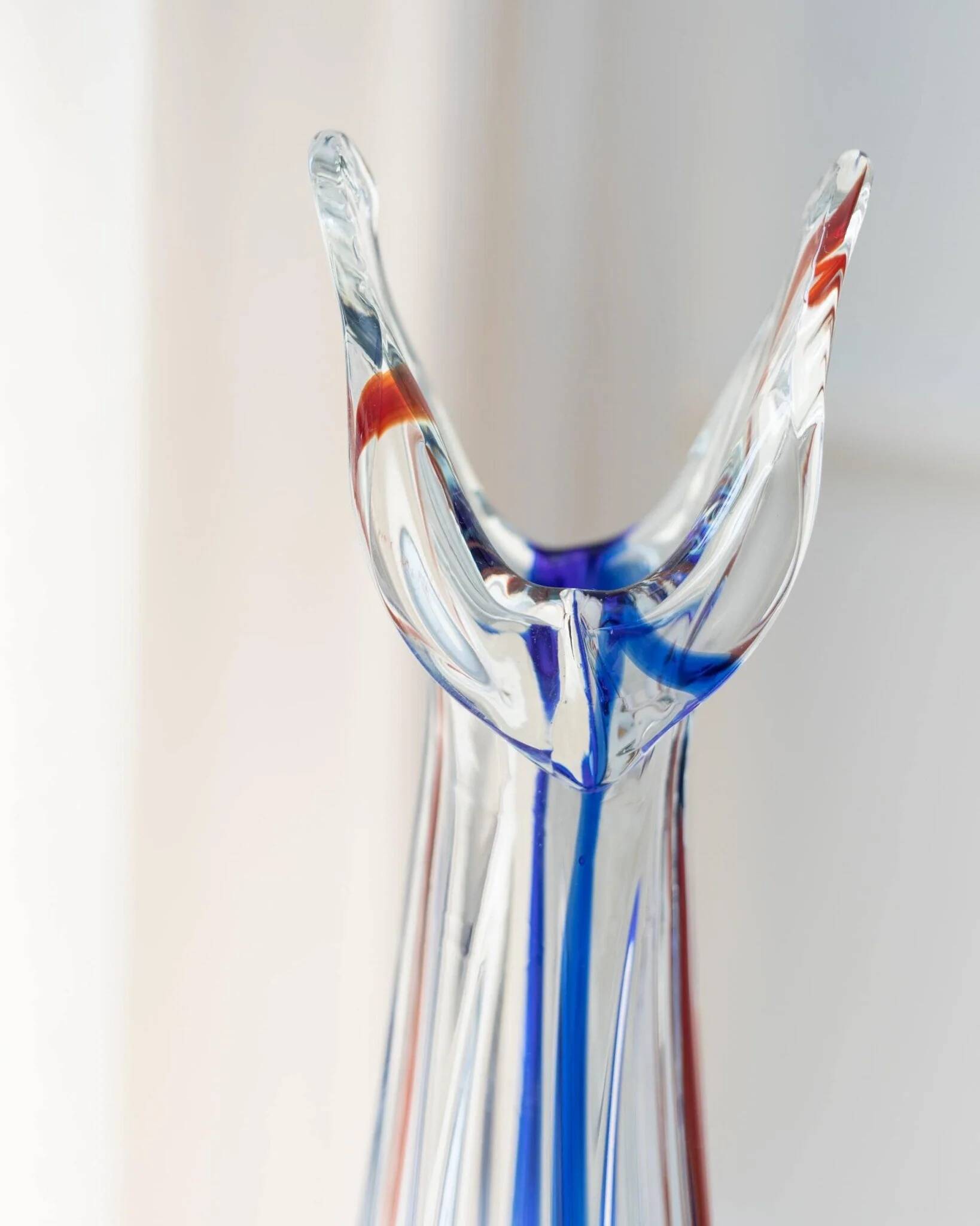 Grand vase en verre de Murano vintage, verre clair avec des détails bleus et rouges, années 1970 Italie – Soufflé à la main, base en trépied