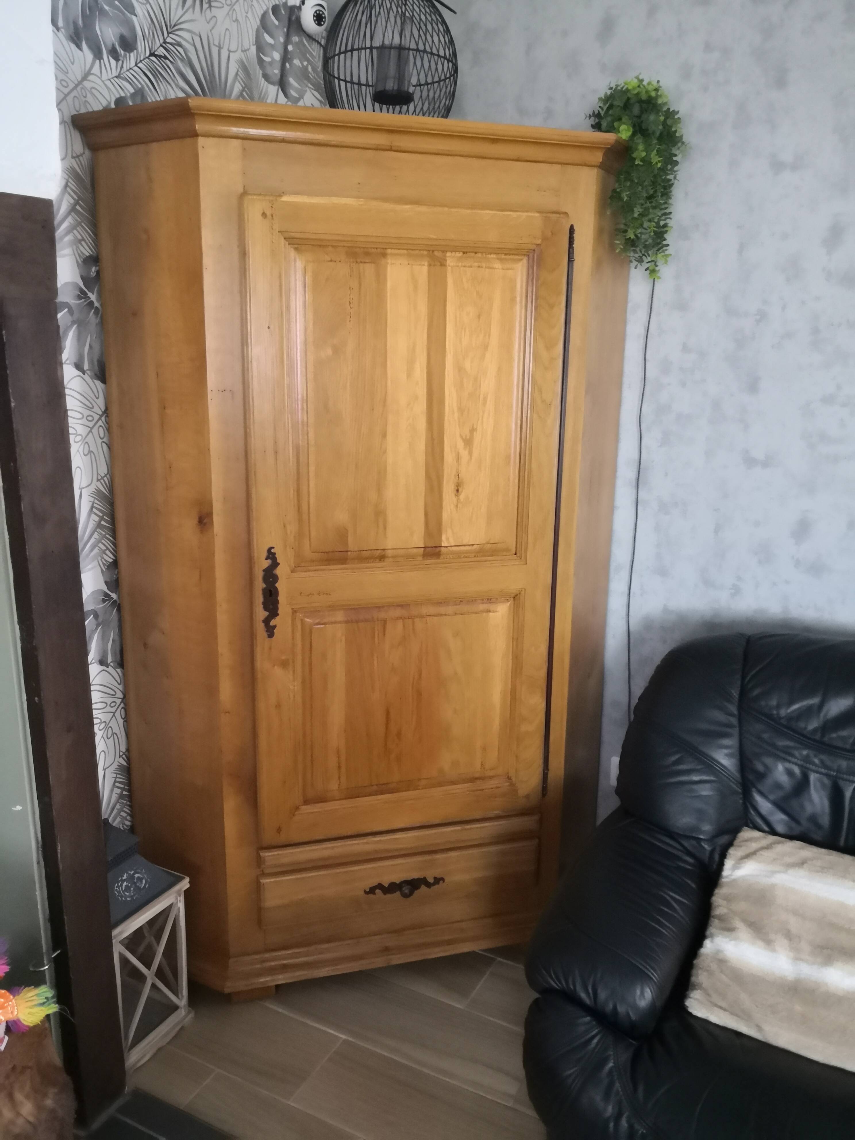 Corner cupboard