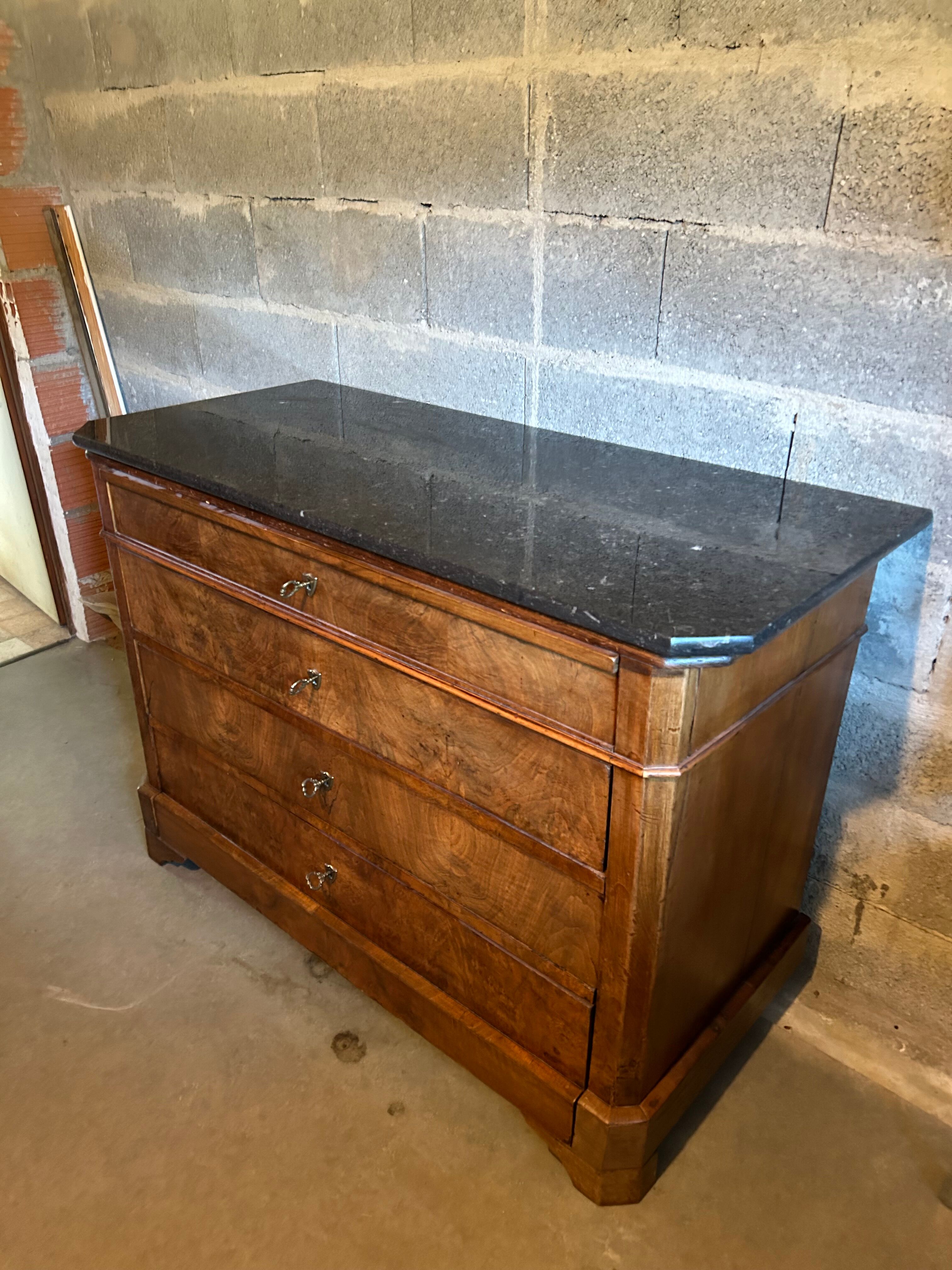Commode Louis-Philippe noyer ronce plateau marbre noir — XIXe siècle