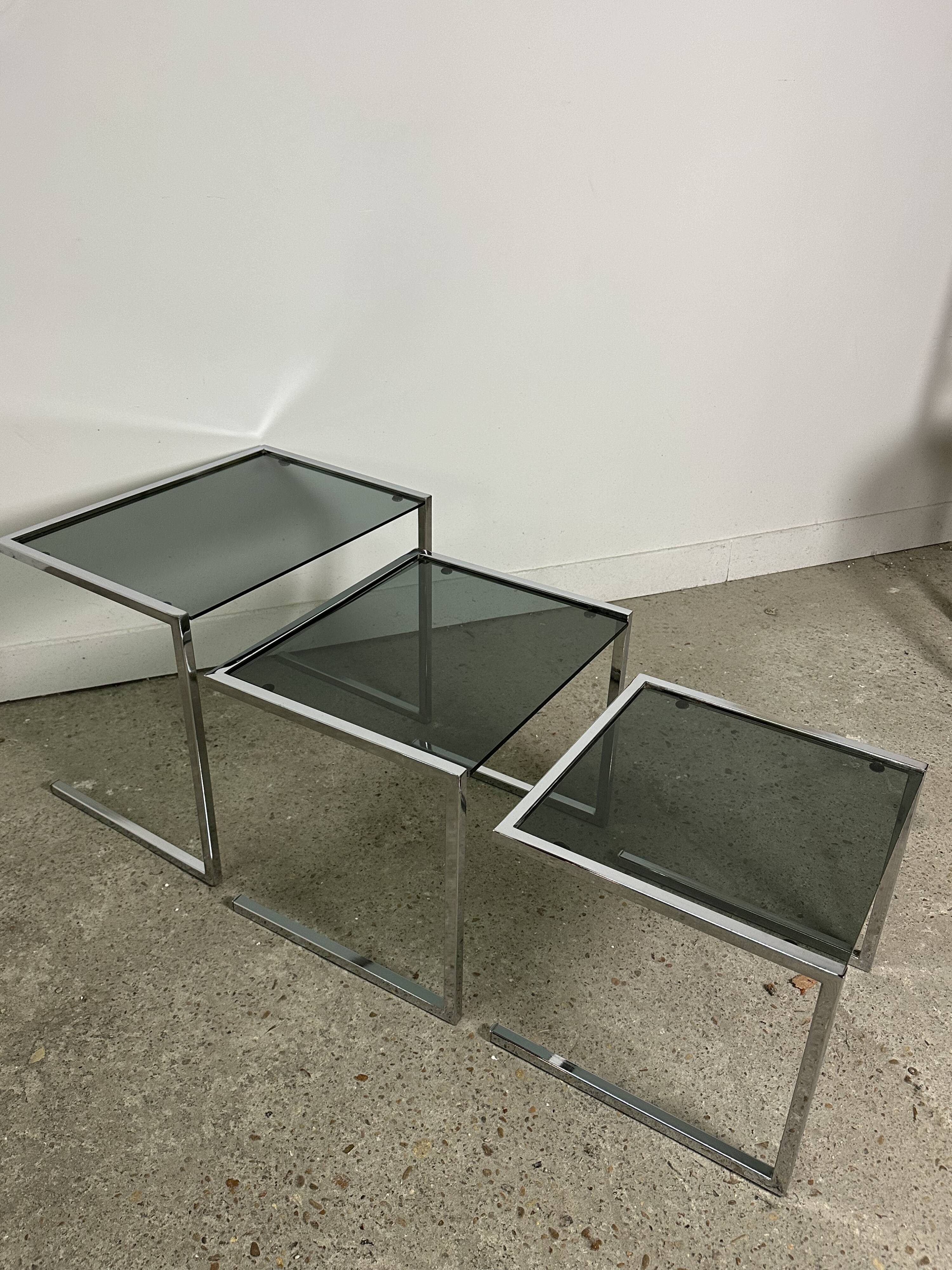 Nesting table in chrome metal and smoked glass 1980