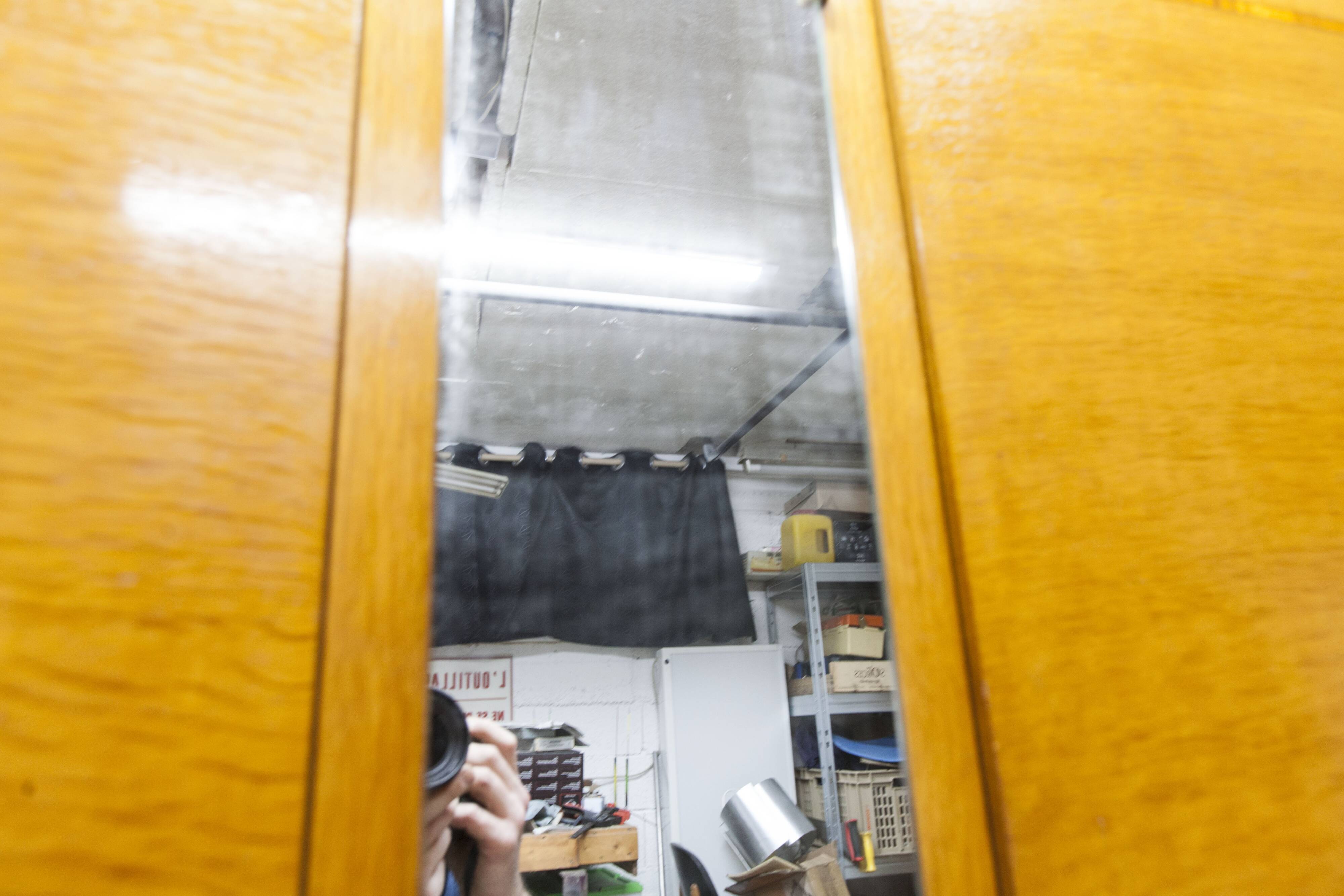 1970 Scandinavian wardrobe with shelves and mirror, 21x126, 2 doors.