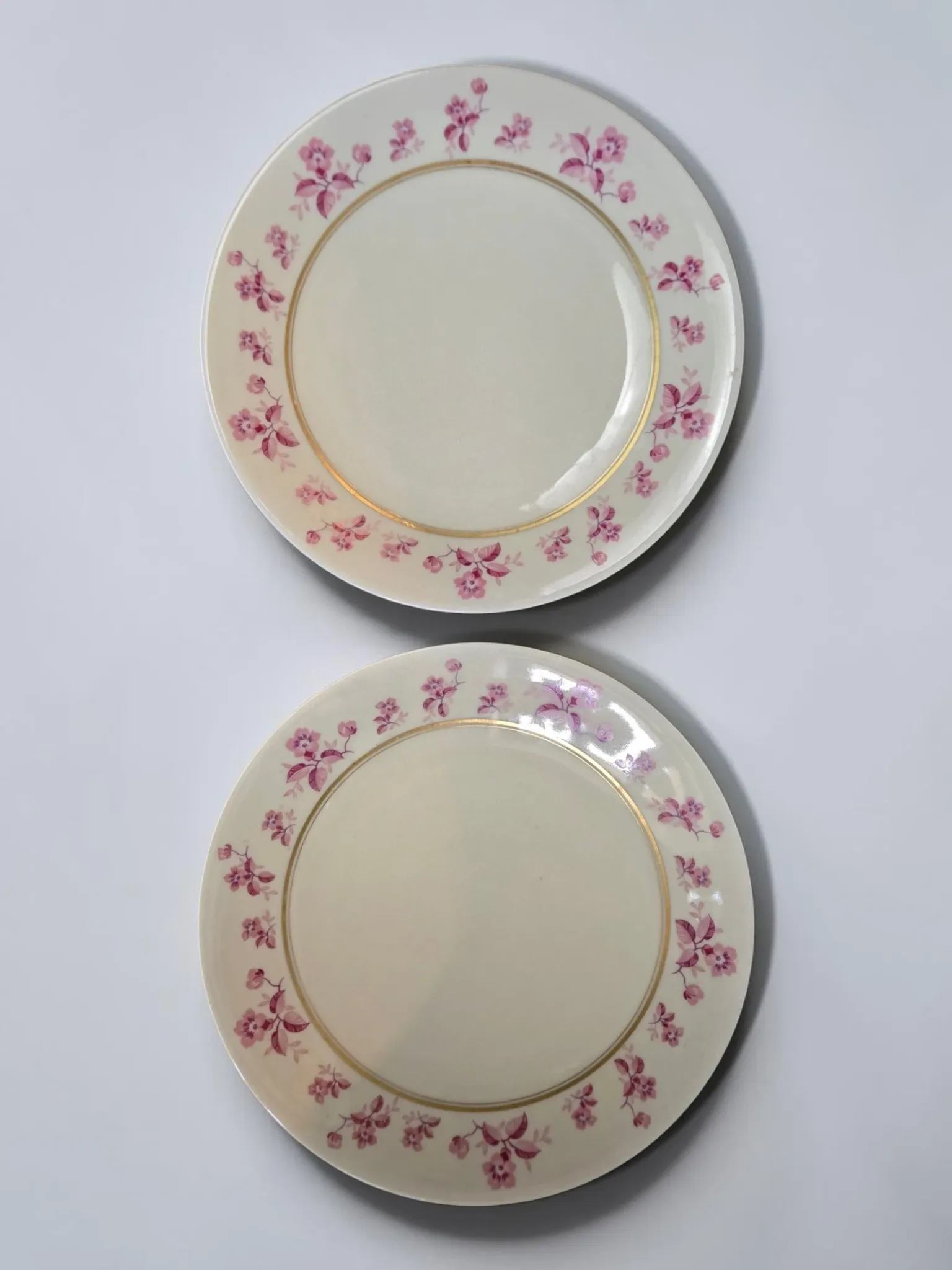 4 flat plates in fine Limoges porcelain from the Raynaud house.