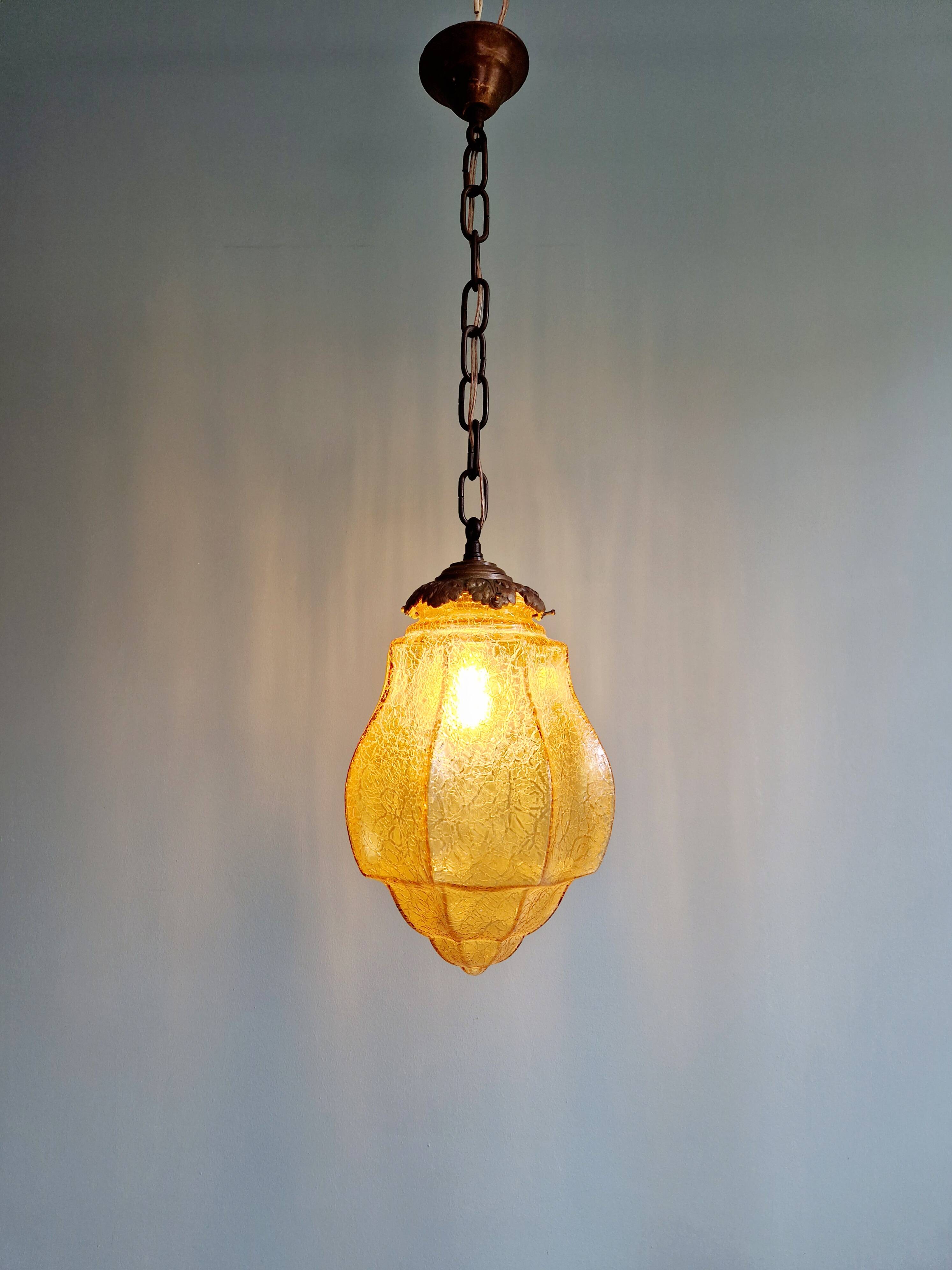 Suspension Art Déco en verre craquelé ambre, années 1920-30